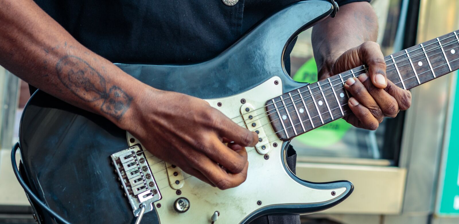Canon EOS 700D (EOS Rebel T5i / EOS Kiss X7i) sample photo. Hands, guitar, black photography