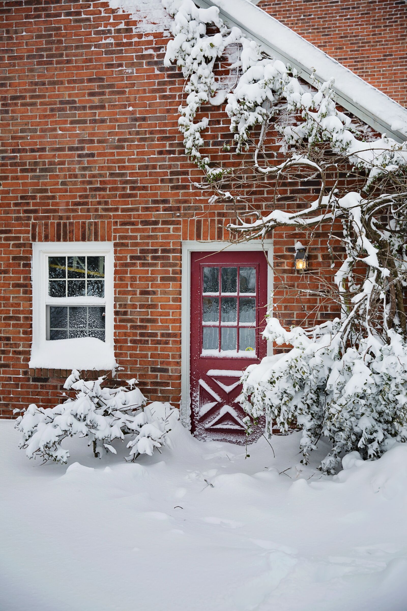 Canon EF 24-70mm F2.8L II USM sample photo. Winter, snow, window photography