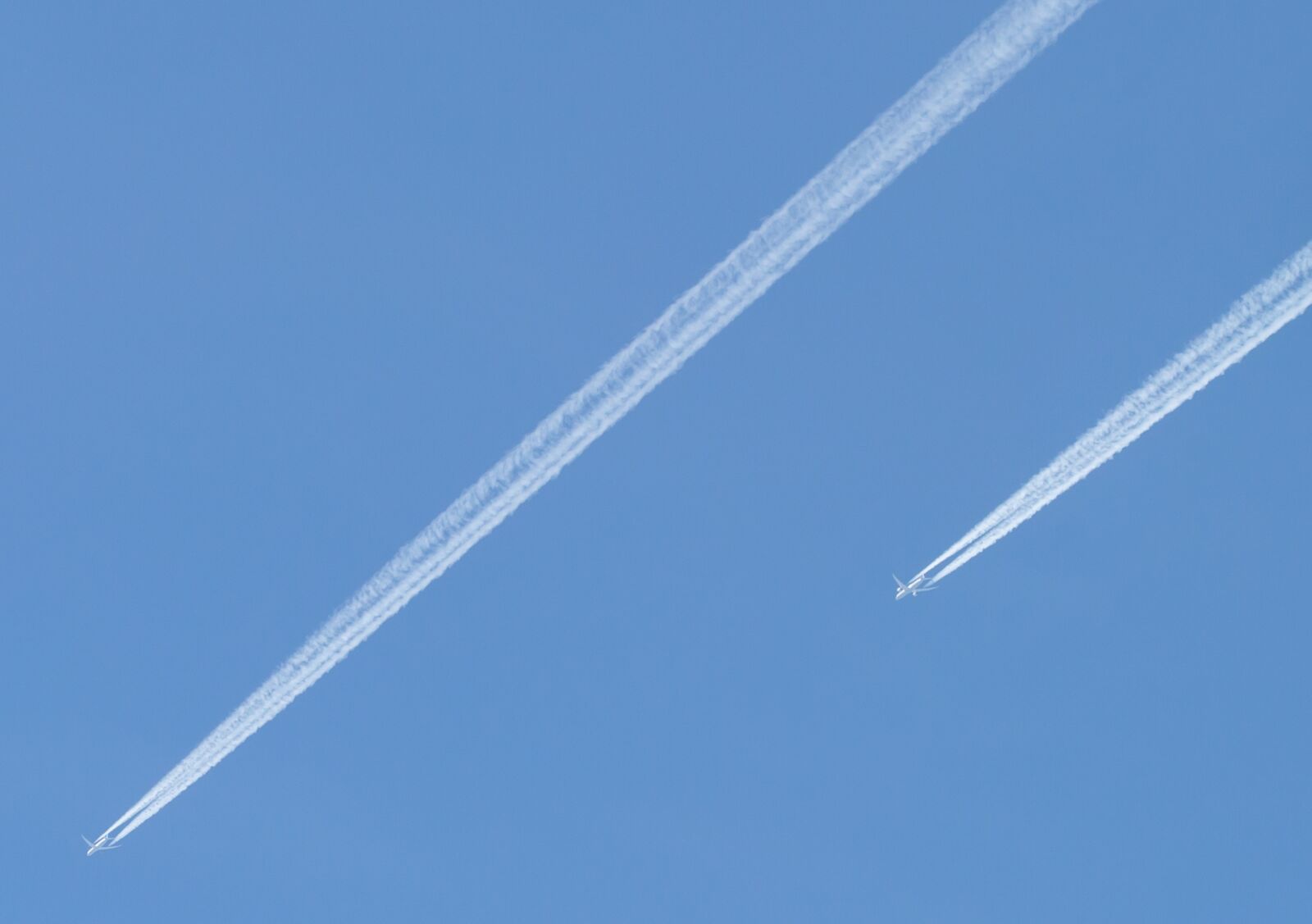 150-600mm F5-6.3 DG OS HSM | Contemporary 015 sample photo. Contrails, airplanes, blue sky photography