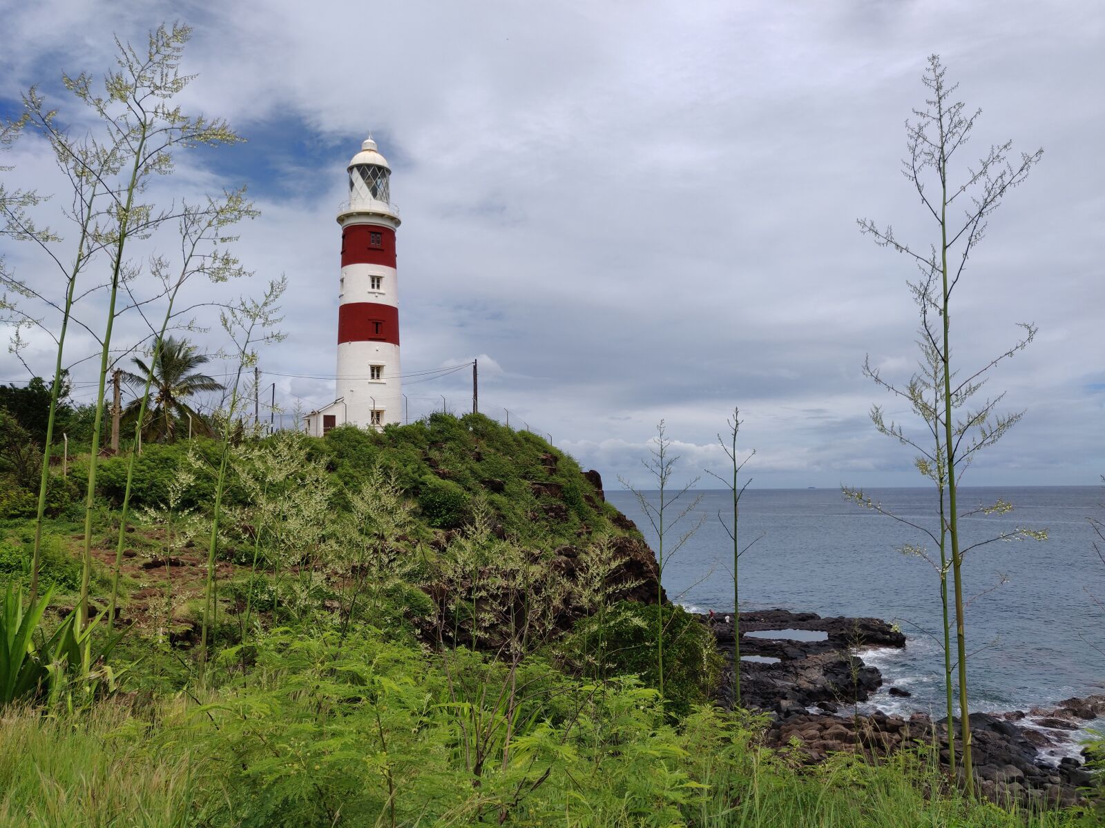 OnePlus A6010 sample photo. Pointe aux caves lighthouse photography