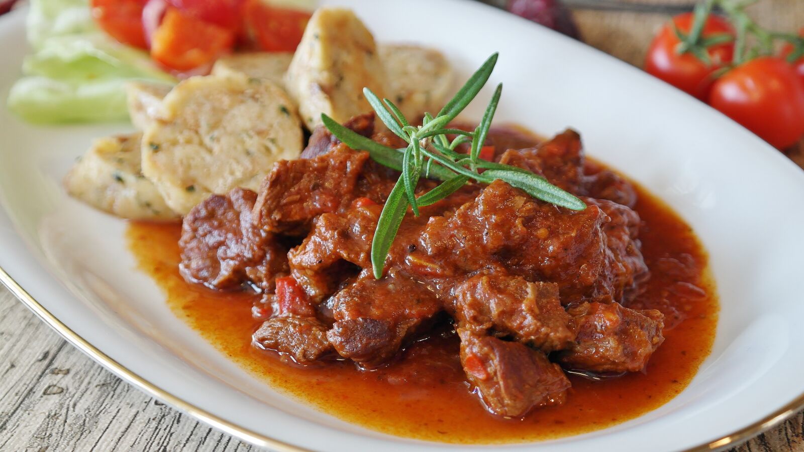 Samsung NX20 sample photo. Goulash, meat, beef photography