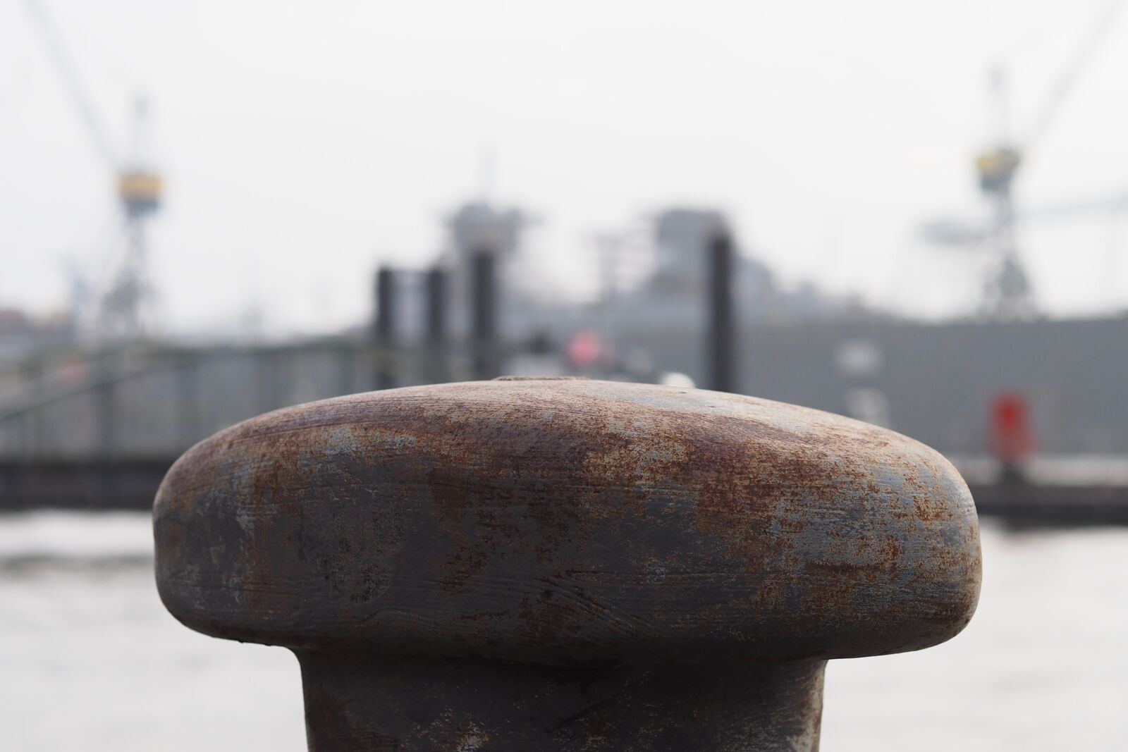 Olympus OM-D E-M5 II + Olympus M.Zuiko Digital 45mm F1.8 sample photo. Bollard, port, hamburg photography