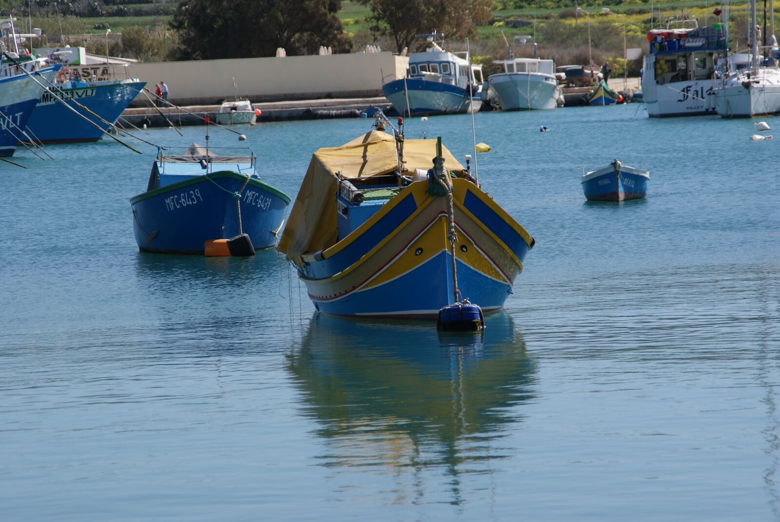 Sony Alpha DSLR-A200 sample photo. Boat, water, colorful photography