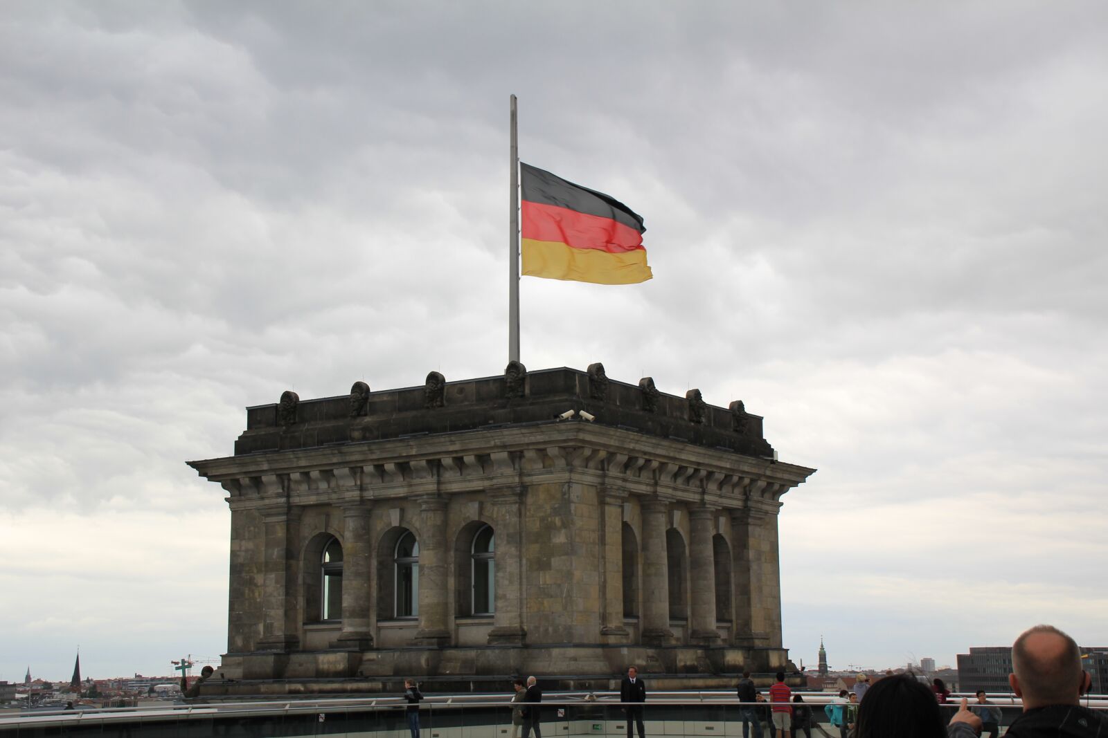Canon EOS 550D (EOS Rebel T2i / EOS Kiss X4) sample photo. Bundestag, reichstag, flag photography