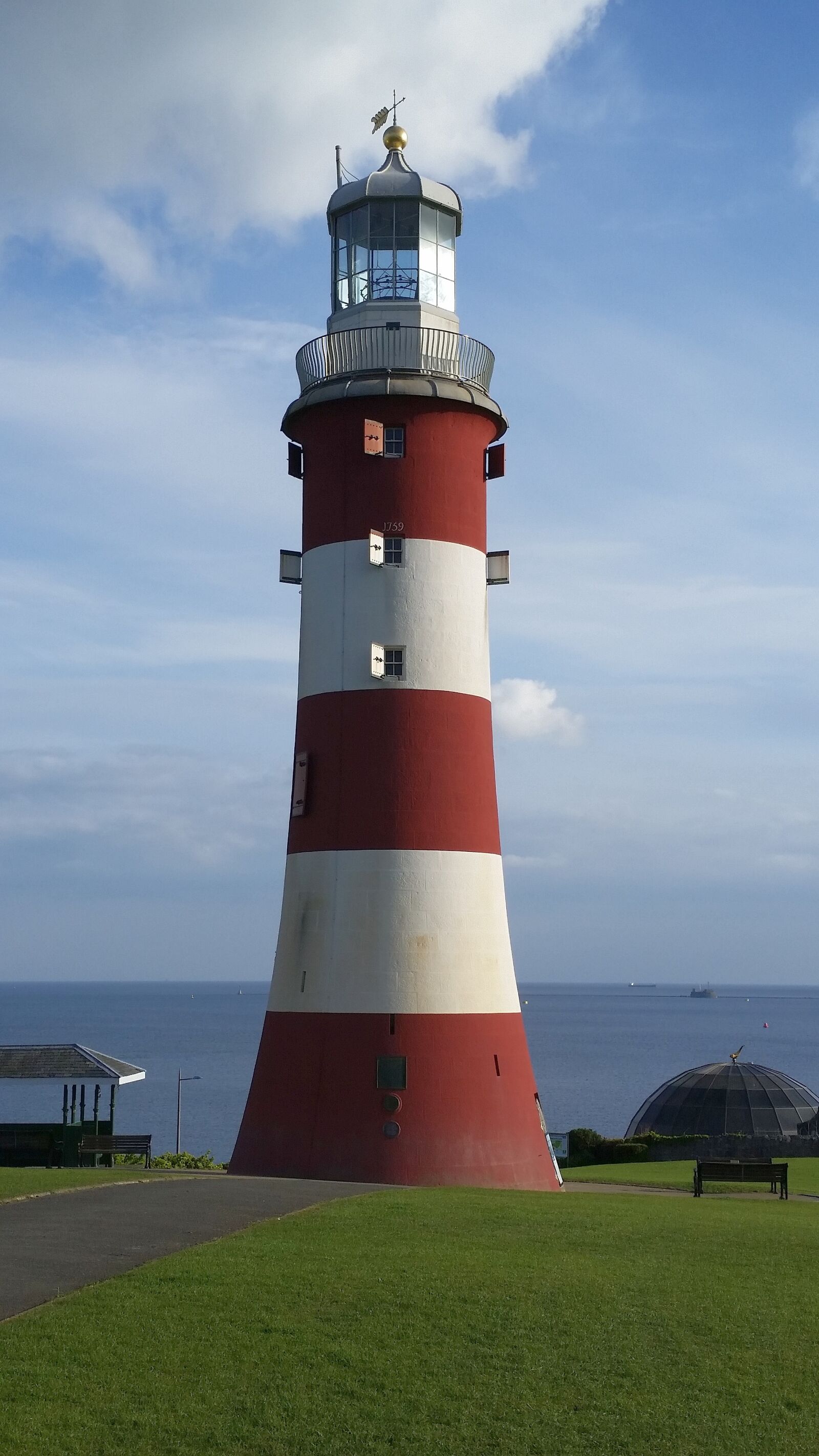 Samsung Galaxy S5 sample photo. Lighthouse, sea, red photography