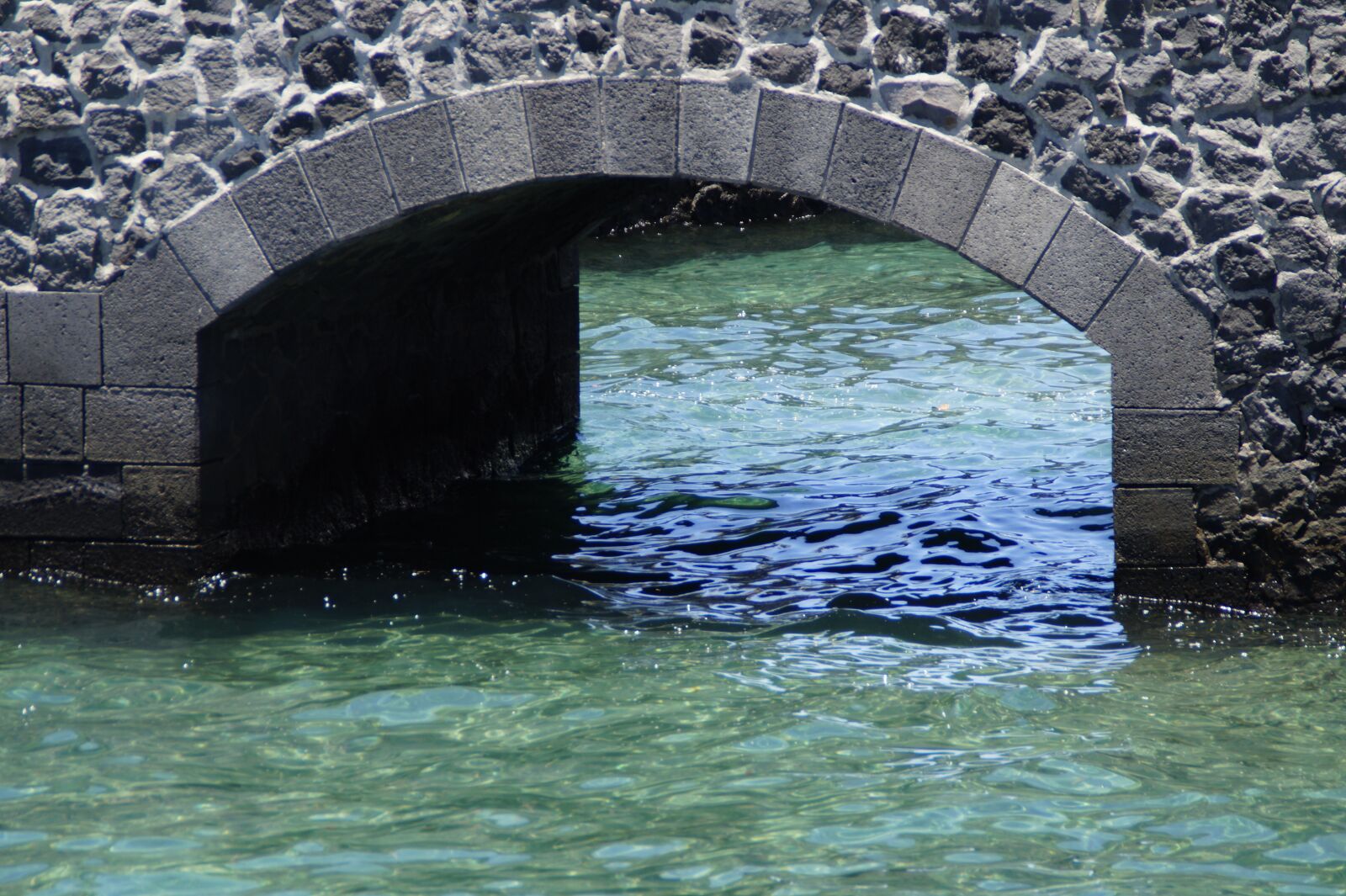 Sony SLT-A58 sample photo. Wall, arch, bridge photography