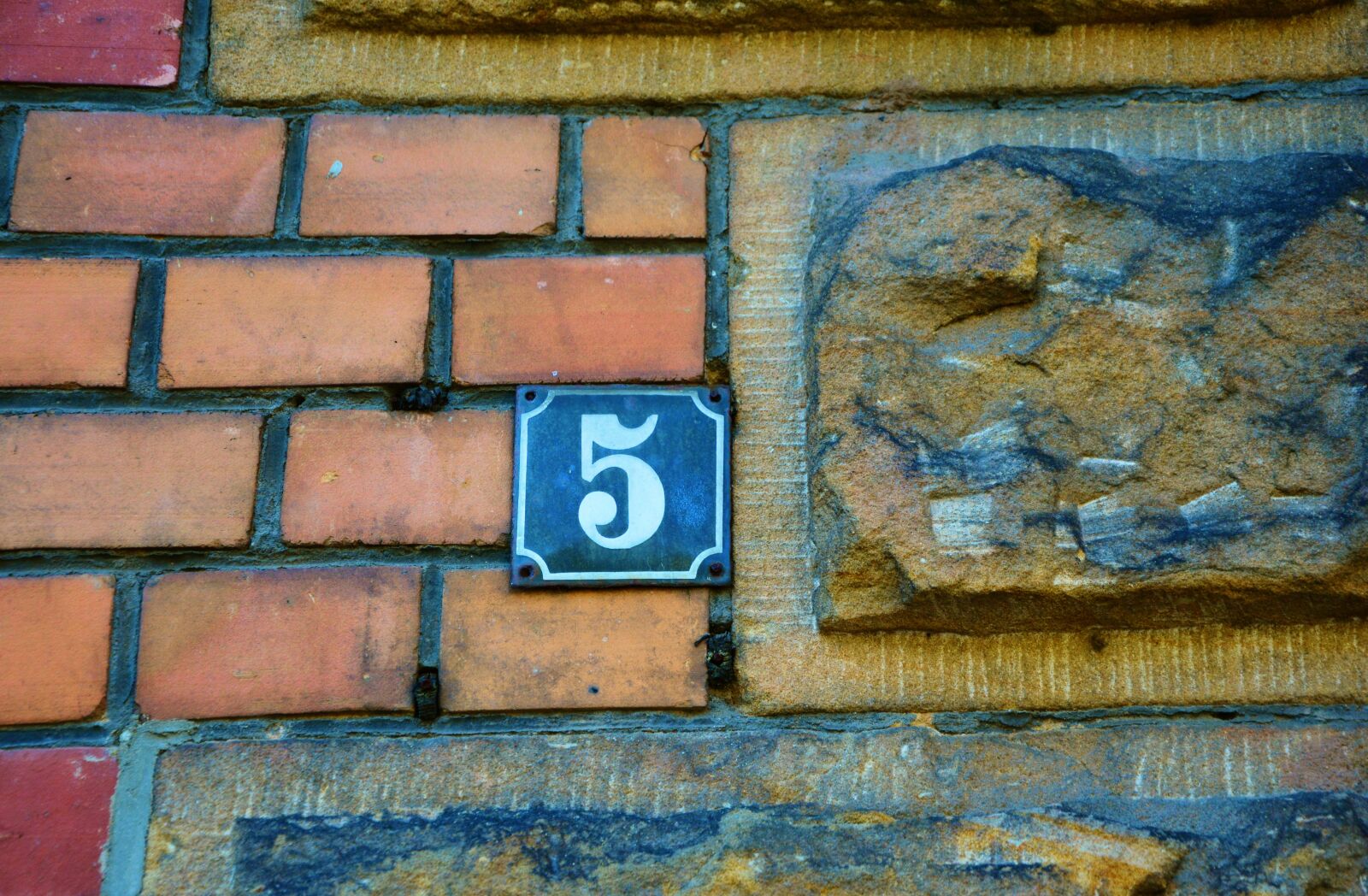 Nikon D5200 sample photo. Hauswand, house number, wall photography