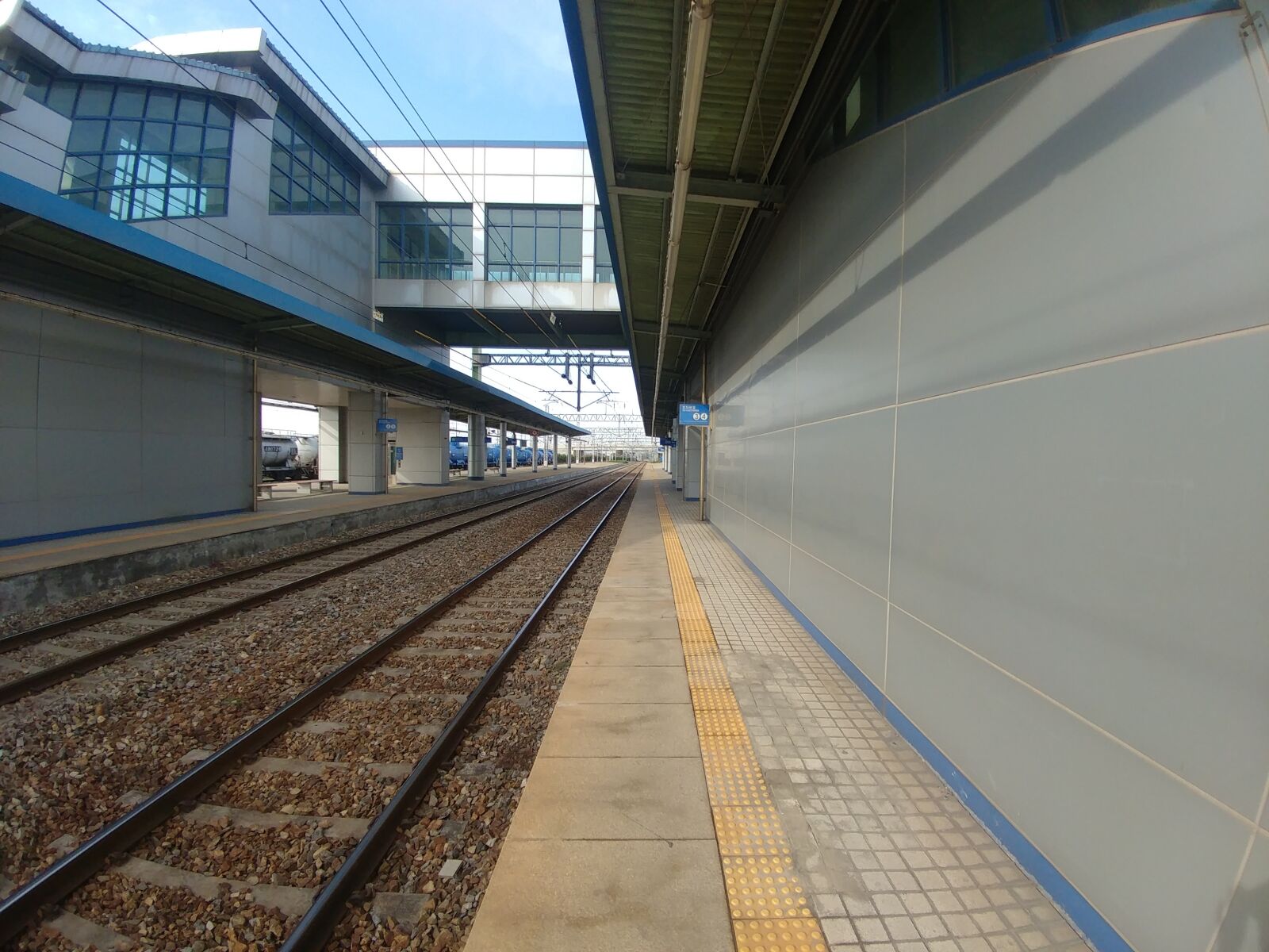 LG V20 sample photo. Station, the train path photography