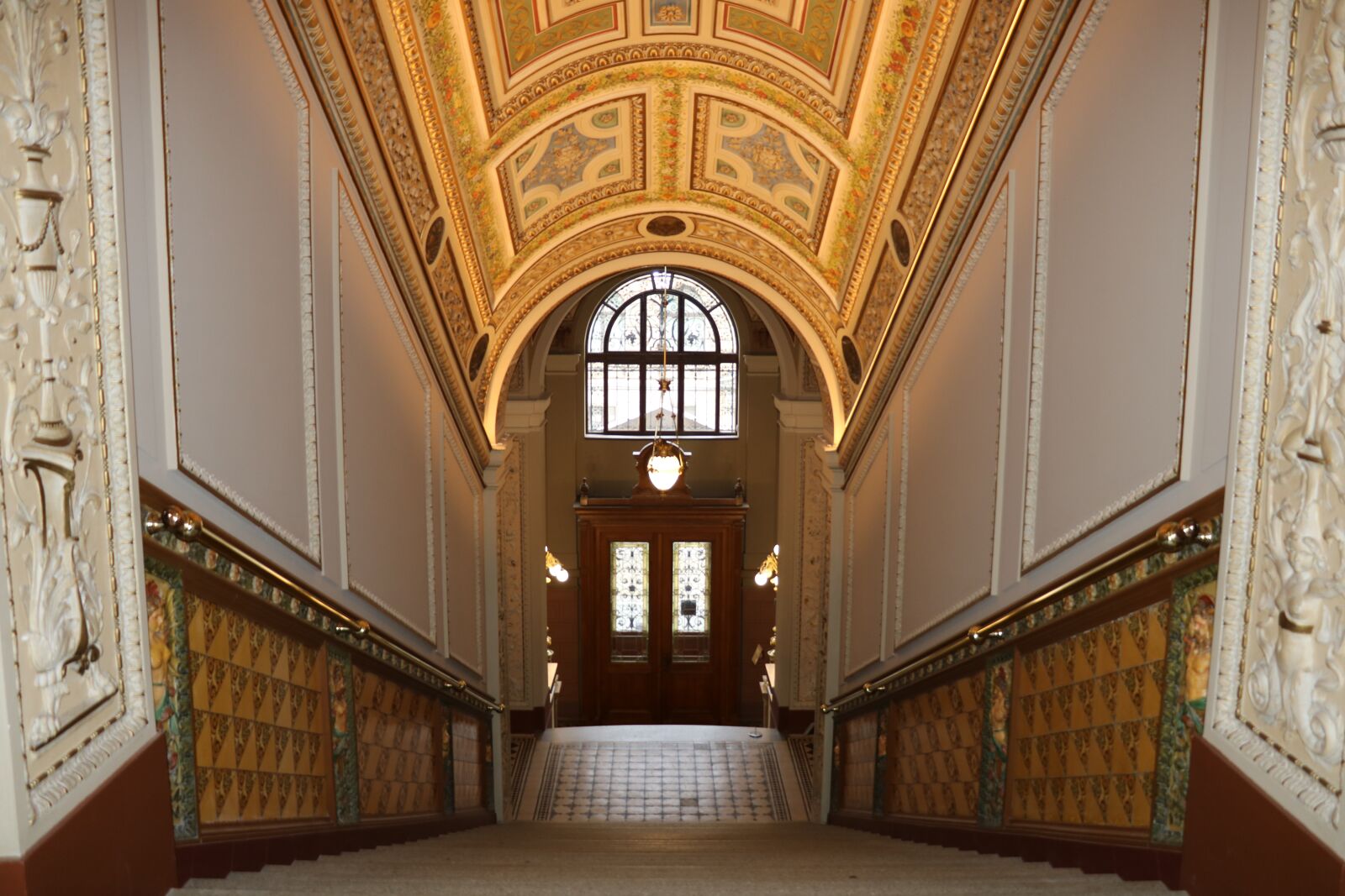 Canon EOS 760D (EOS Rebel T6s / EOS 8000D) sample photo. Royal palace, golden decorations photography