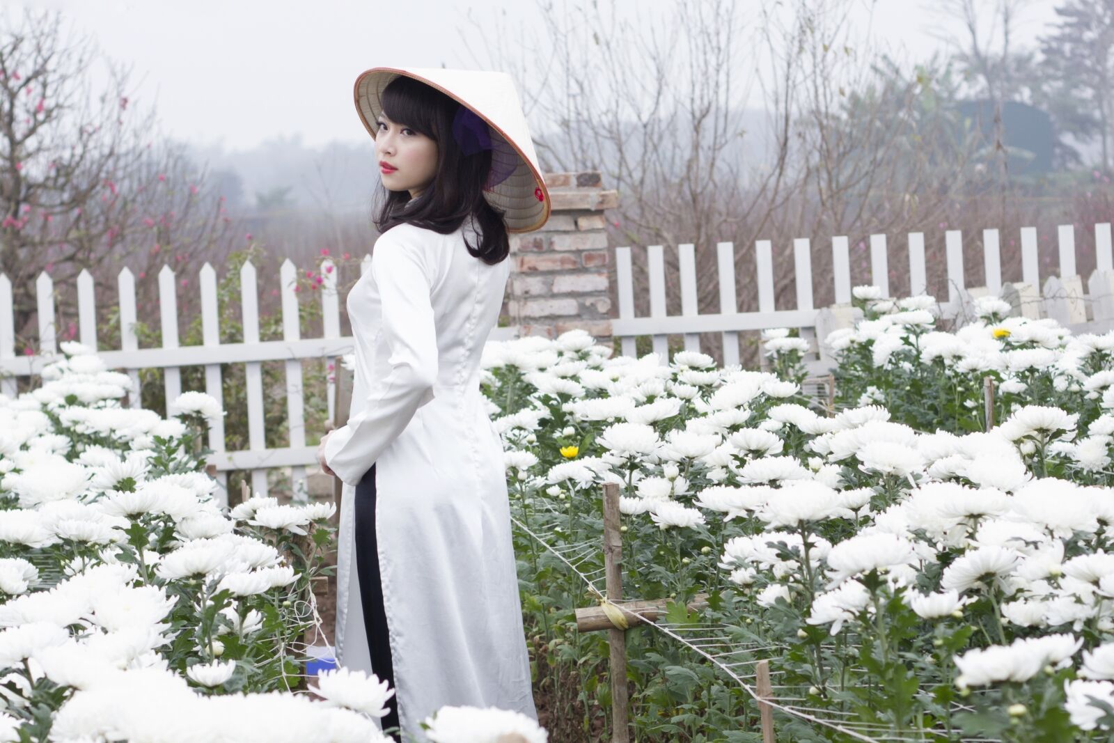 Canon EOS 7D + Canon EF 50mm F1.8 II sample photo. Girl, ao dai, flower photography