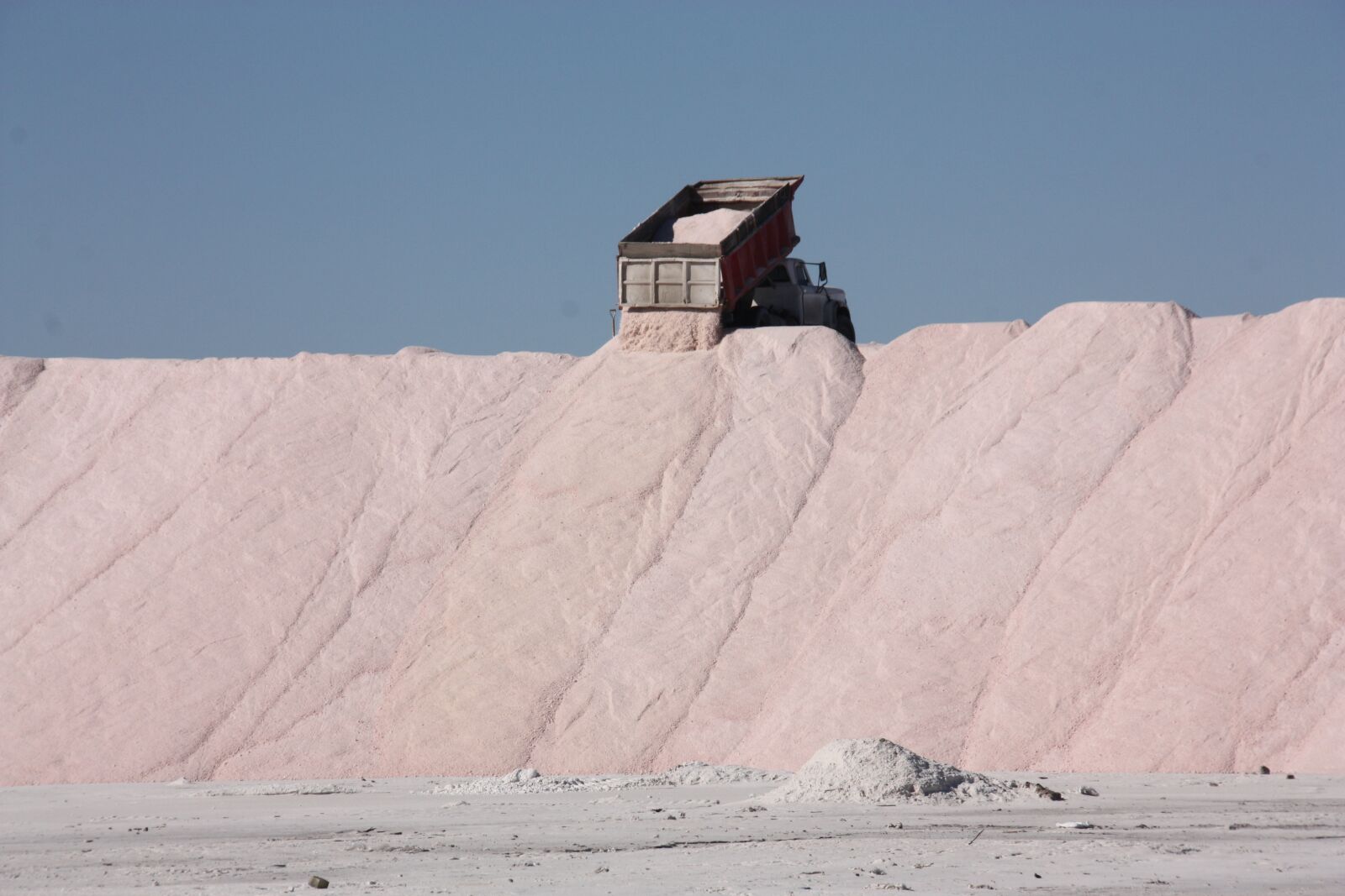 Canon EOS 450D (EOS Rebel XSi / EOS Kiss X2) sample photo. Salt, truck, mineral photography