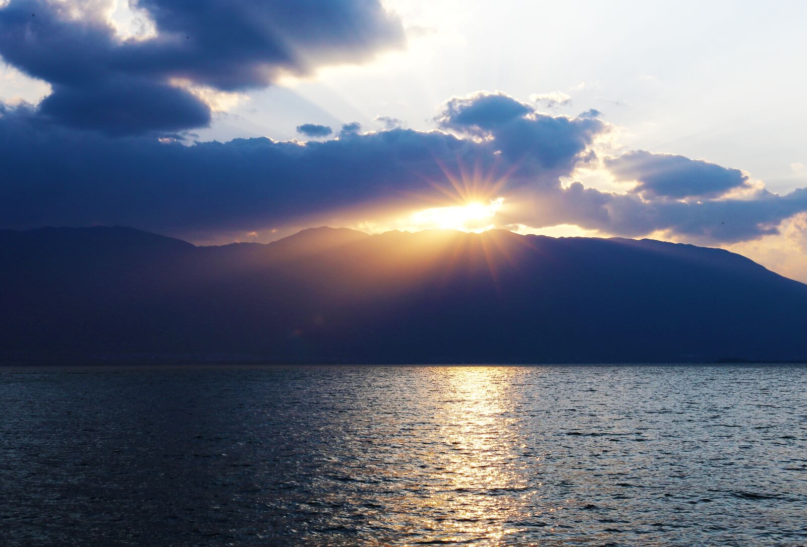 Canon EF 24-70mm F4L IS USM sample photo. Dali, erhai lake, sunset photography