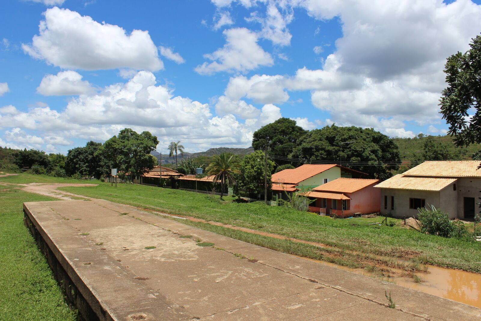 Canon EOS 600D (Rebel EOS T3i / EOS Kiss X5) sample photo. Blue sky, village, landscape photography