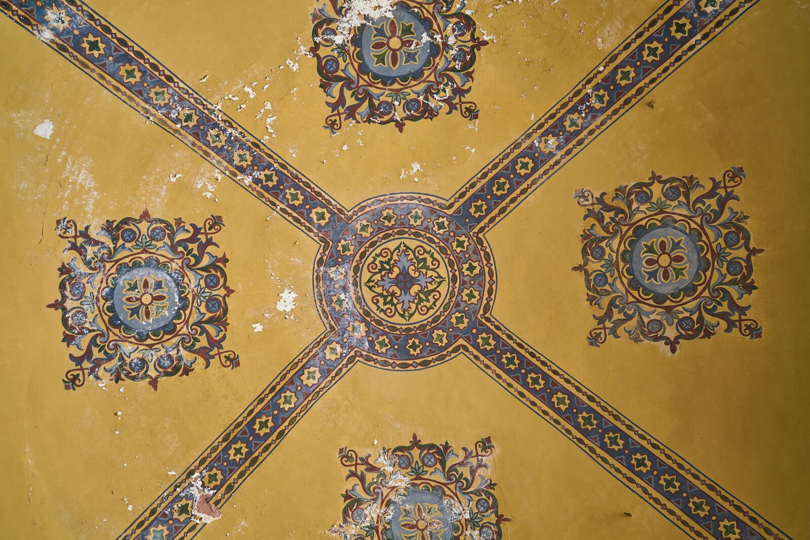 Sony a7R II + Sony Vario Tessar T* FE 24-70mm F4 ZA OSS sample photo. Ceiling, wall, yellow photography