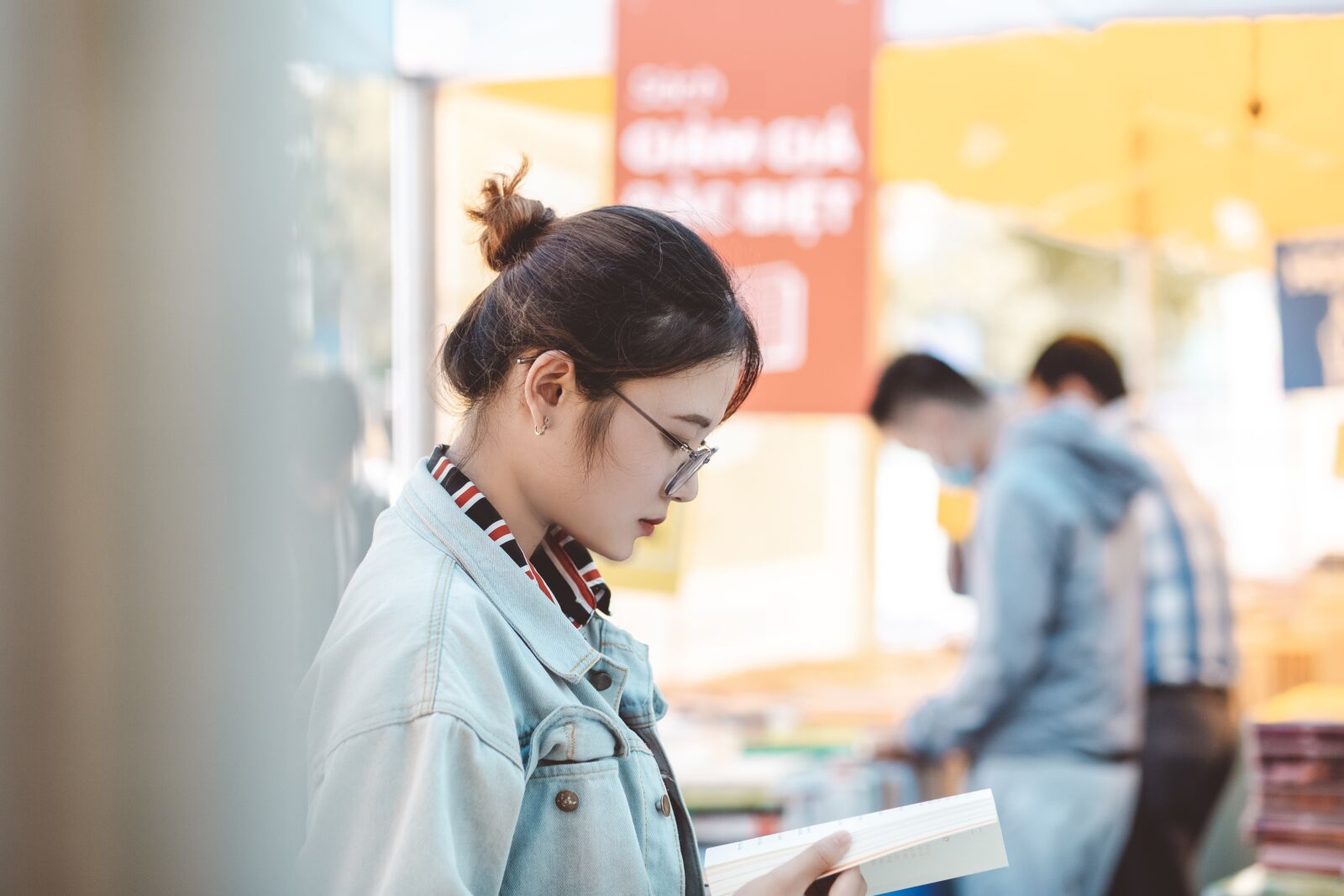 Canon EF 85mm F1.8 USM sample photo. Portrait, girl, reading photography