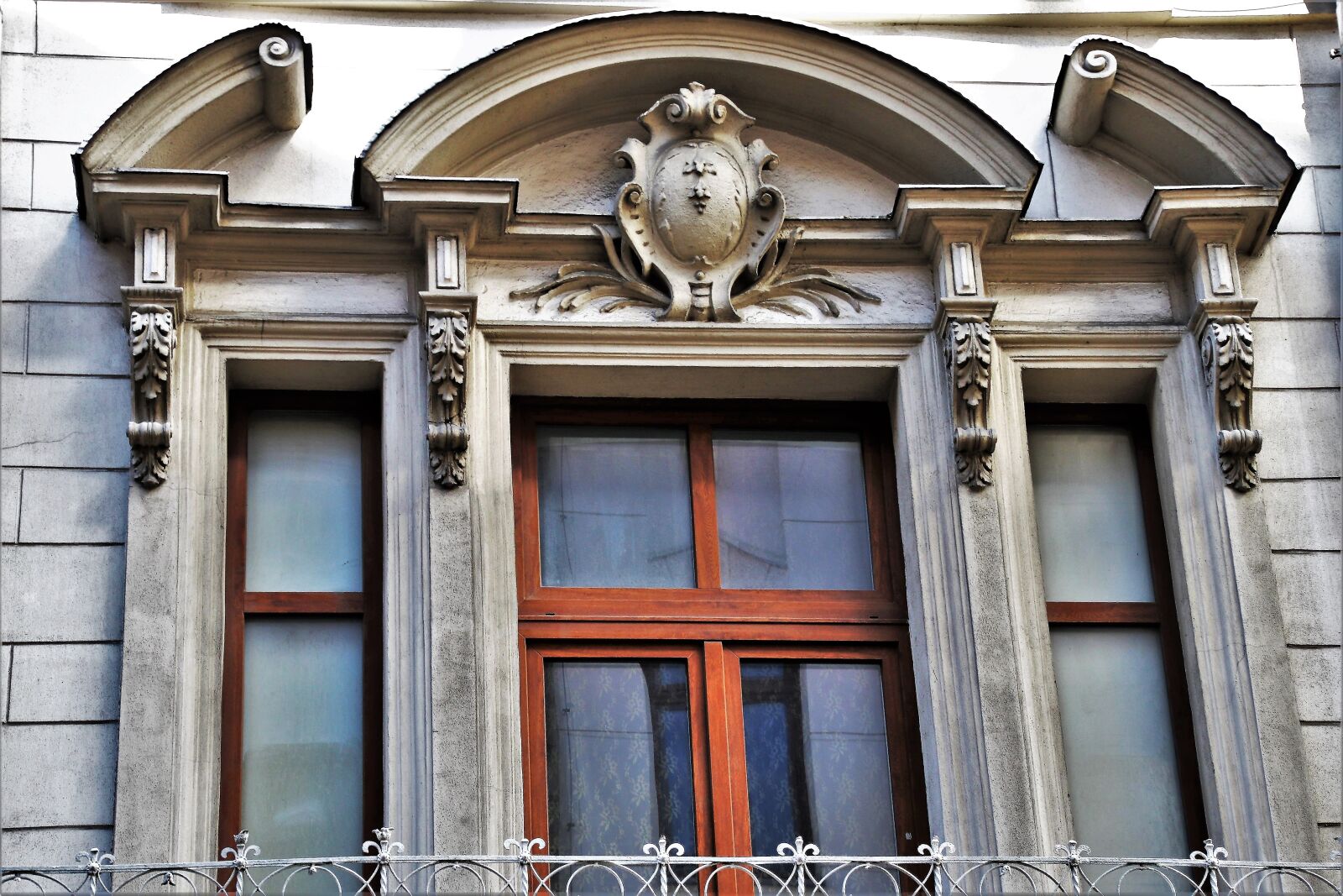 Canon EOS 80D sample photo. Old windows, facade, window photography