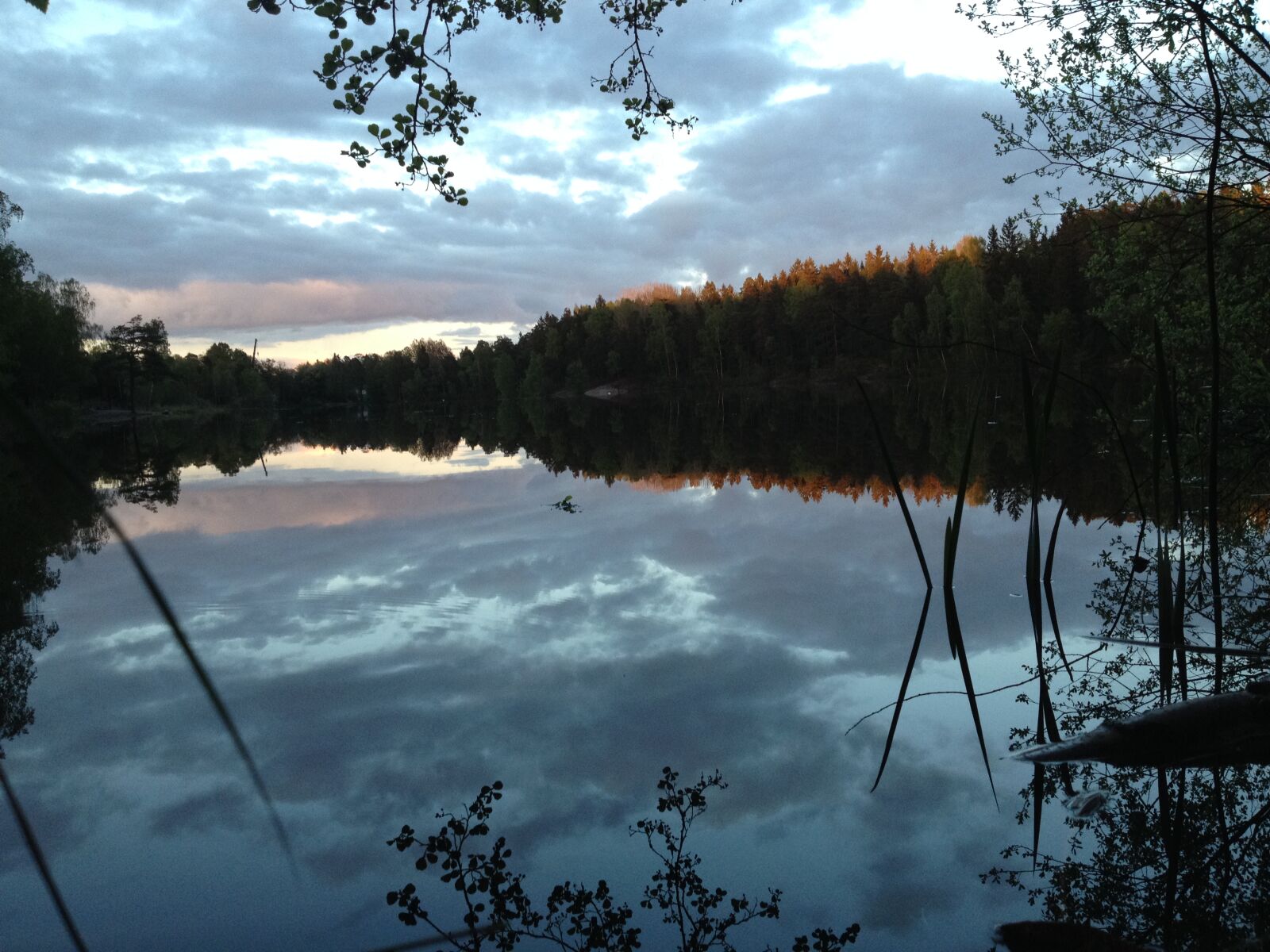 iPhone 4S back camera 4.28mm f/2.4 sample photo. Reflections, sunset, water photography