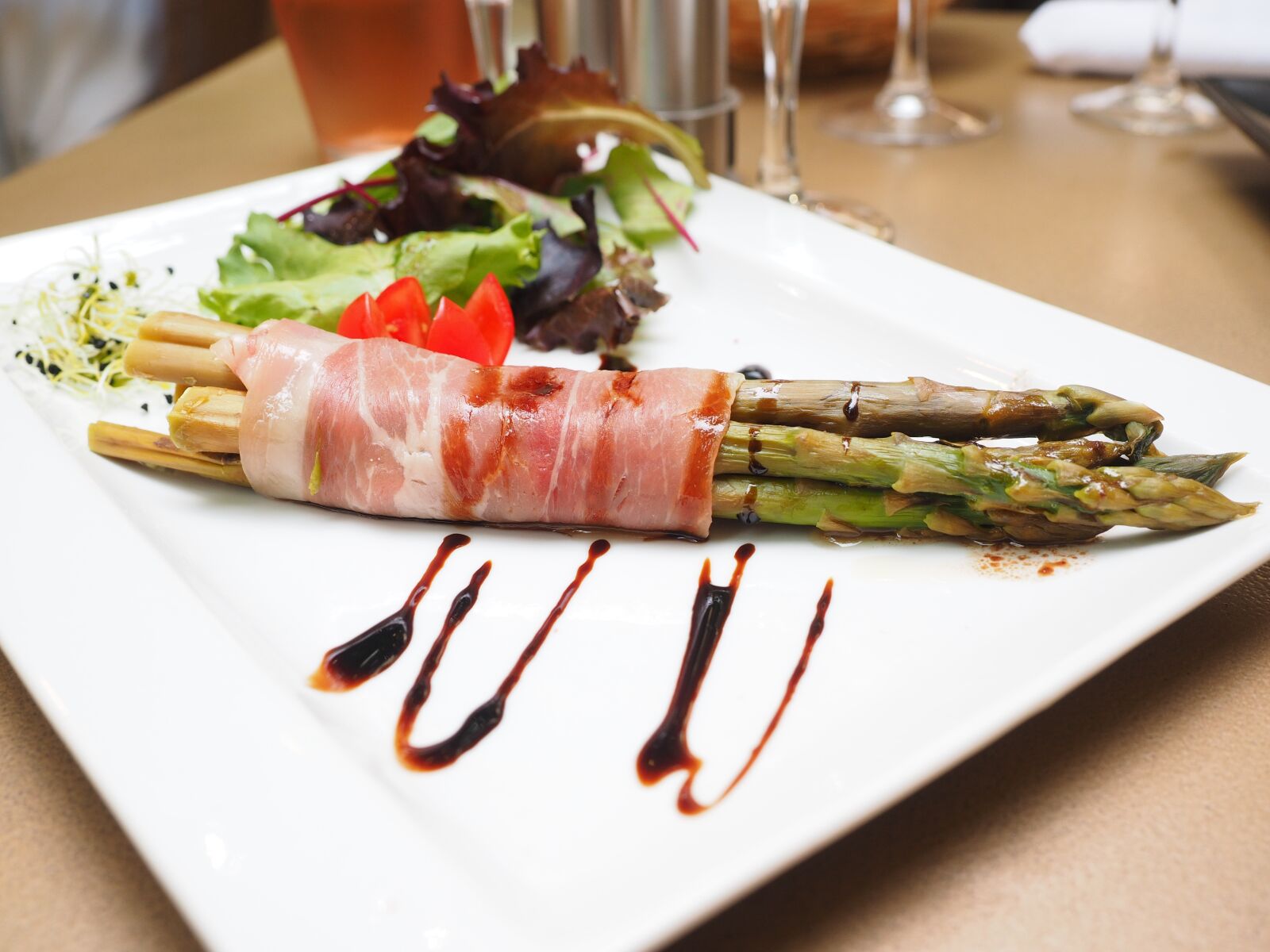Olympus OM-D E-M1 + Olympus M.Zuiko Digital ED 12-40mm F2.8 Pro sample photo. Asparagus, salad, tomato photography