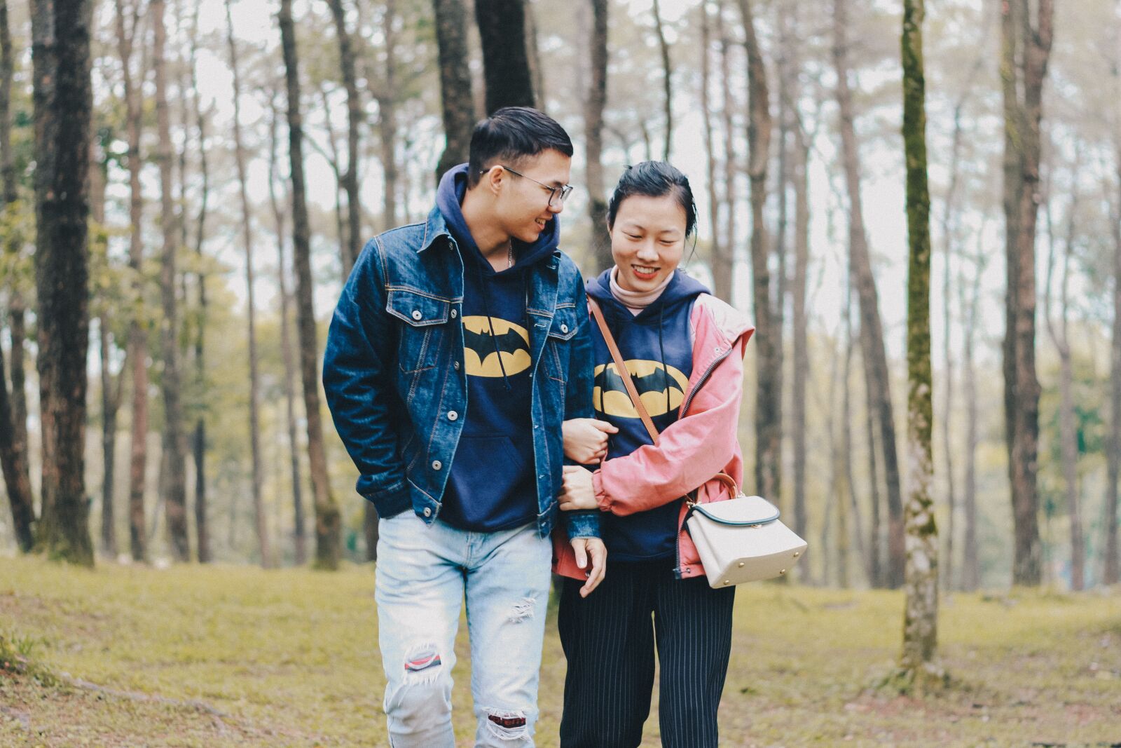 YN50mm f/1.8 II sample photo. Couples, walking, happiness photography