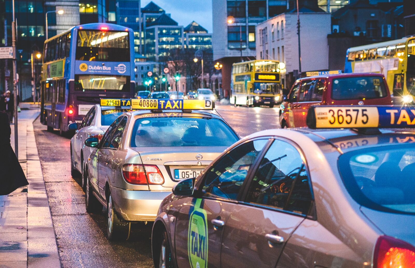 Sony Alpha a5000 (ILCE 5000) + E 50mm F1.8 OSS sample photo. Taxi, traffic, night photography