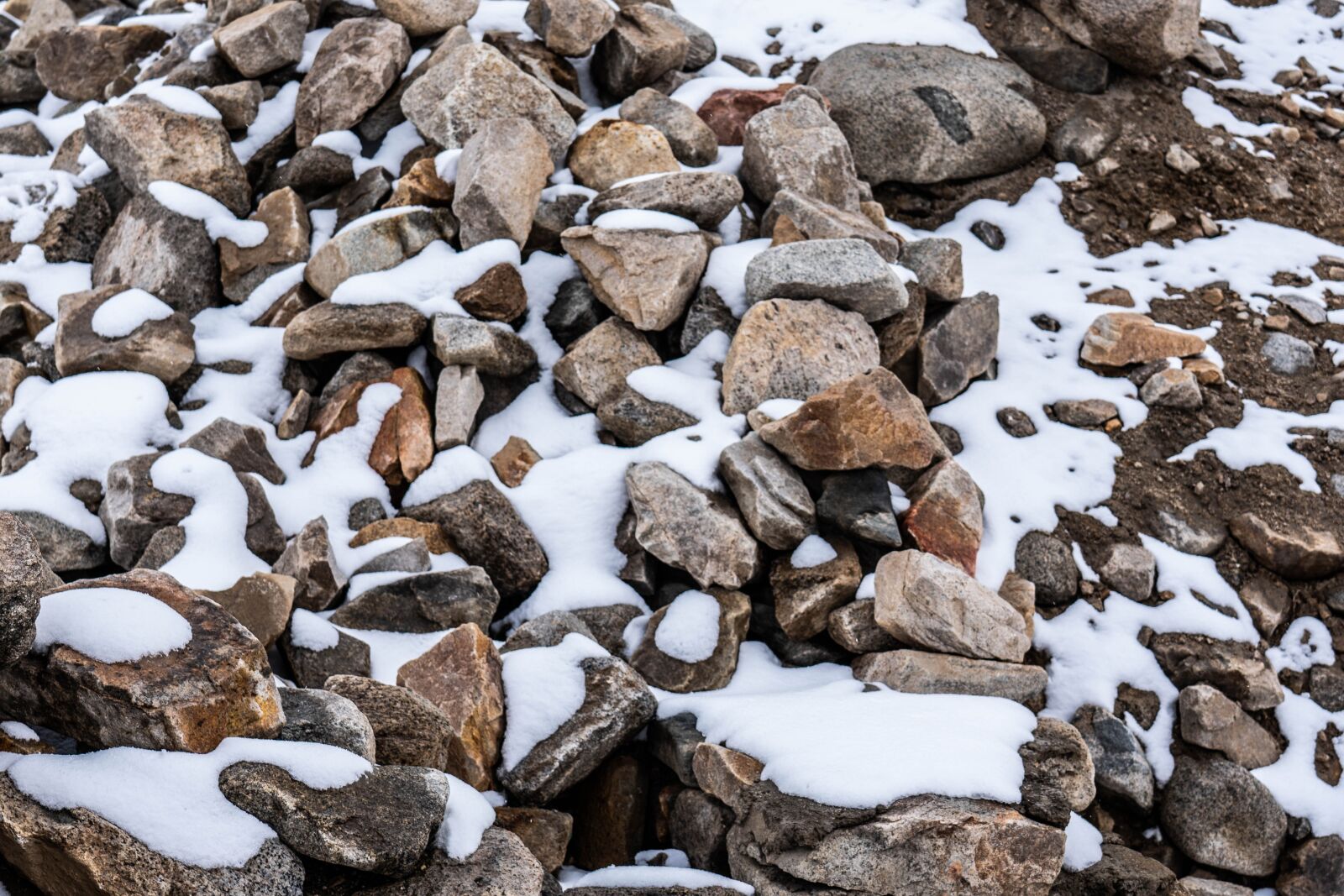 Sony FE 24-105mm F4 G OSS sample photo. Snow, rocks, mountain photography