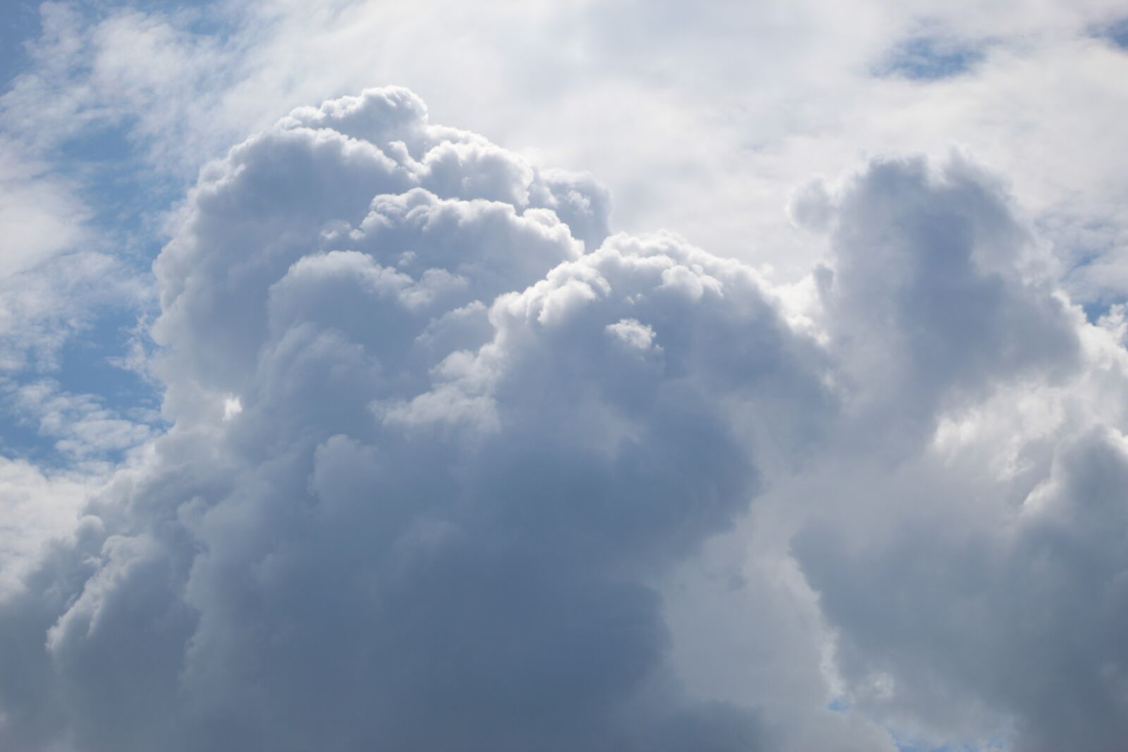 Canon EOS 4000D (EOS Rebel T100 / EOS 3000D) sample photo. Clouds, cumulus, weather photography