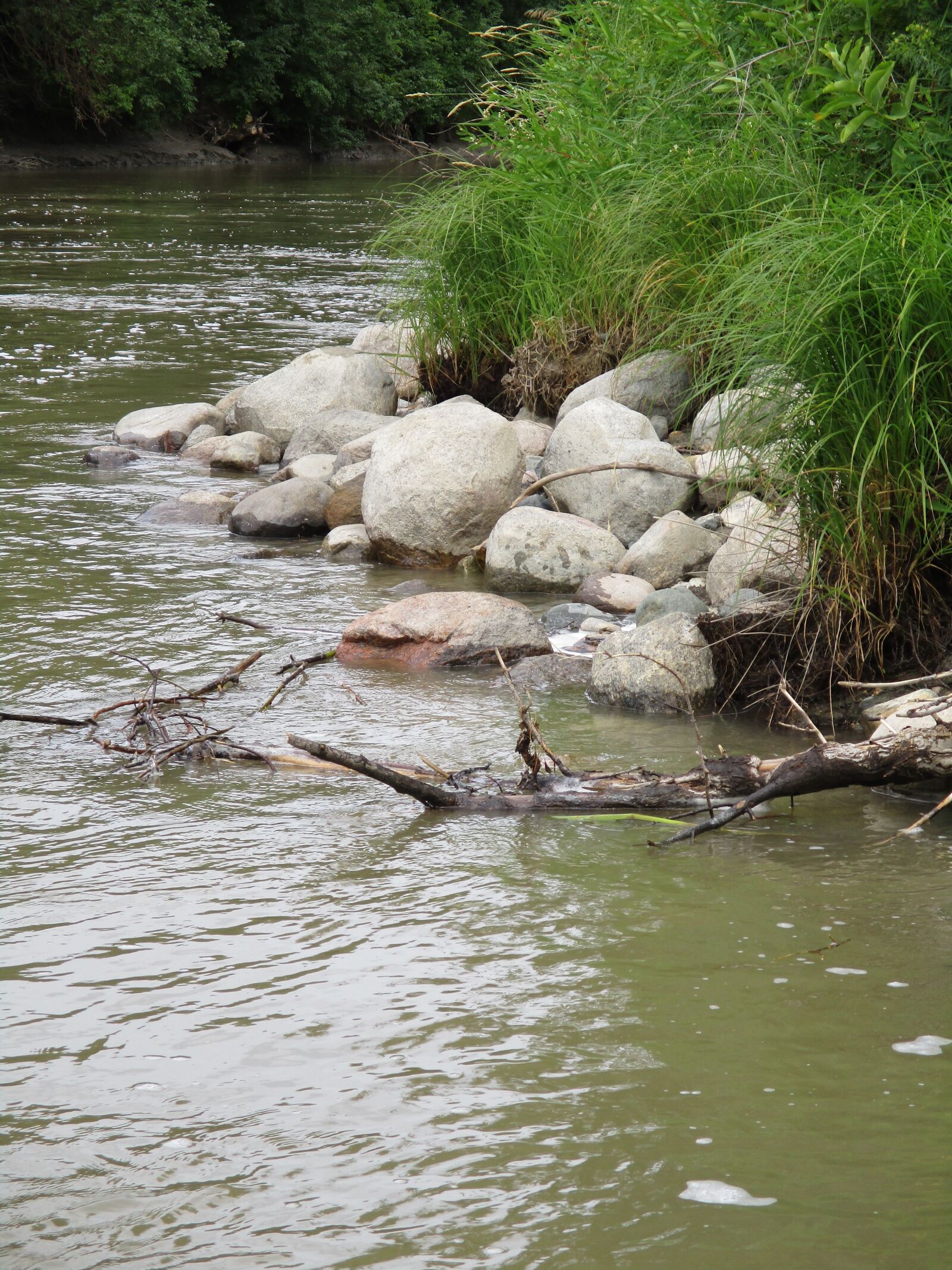 Canon PowerShot ELPH 180 (IXUS 175 / IXY 180) sample photo. Outside, rocks, river photography