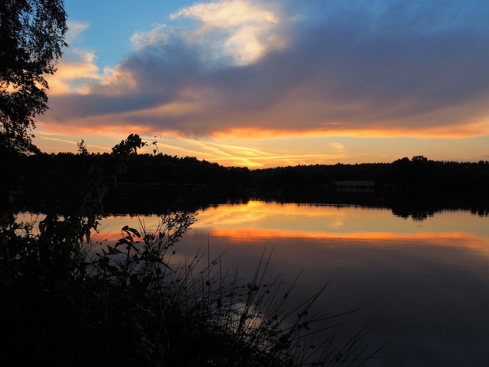 OLYMPUS M.14-150mm F4.0-5.6 II sample photo. Sunset, lake, evening photography