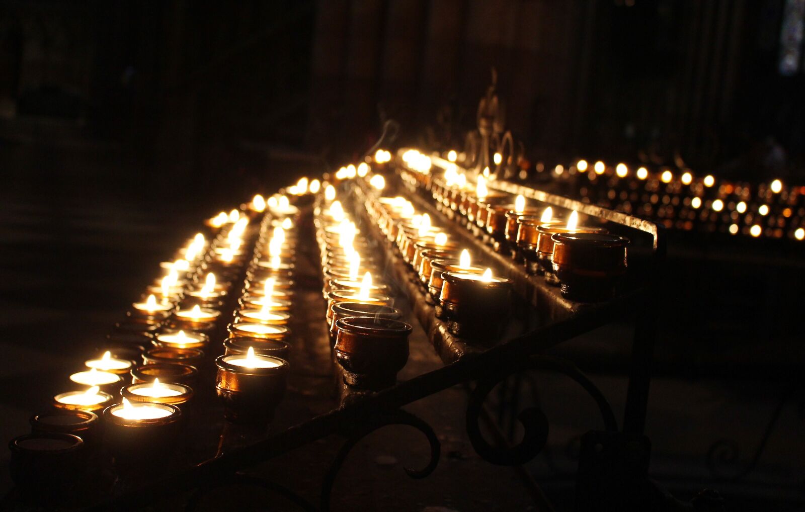 Canon EOS 700D (EOS Rebel T5i / EOS Kiss X7i) sample photo. Candles, church, prayer photography