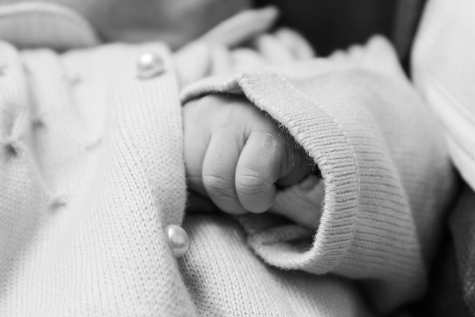 Canon EOS 600D (Rebel EOS T3i / EOS Kiss X5) sample photo. Hand, baby, sleeping photography