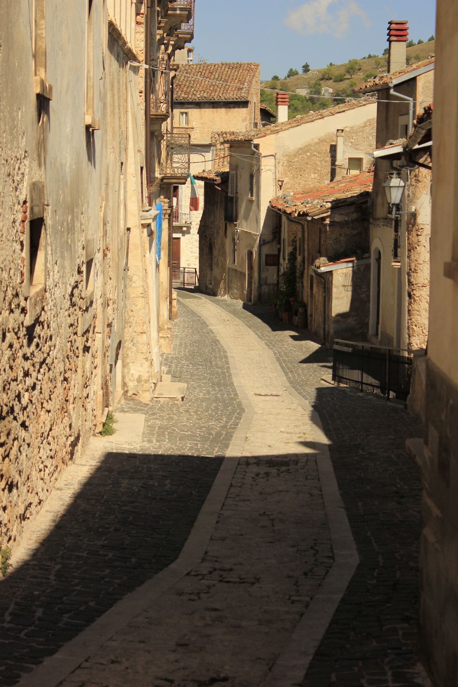 Canon EOS 550D (EOS Rebel T2i / EOS Kiss X4) sample photo. Calascio, italy, abruzzo photography