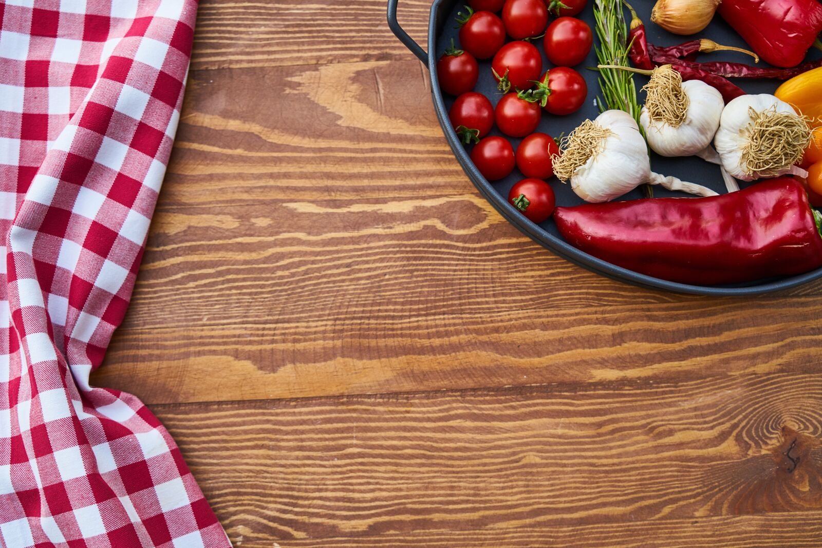Sony a7R II sample photo. Tomato, garlic, pepper photography
