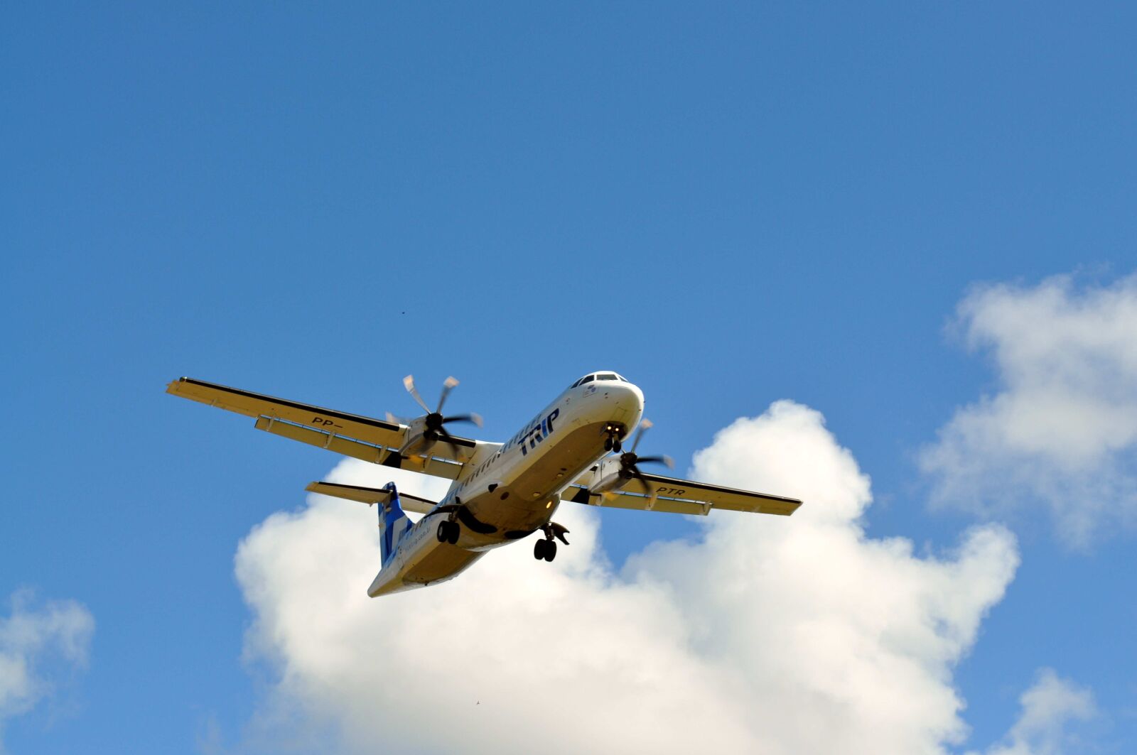 Nikon D5000 sample photo. Airplane, taking, airport photography