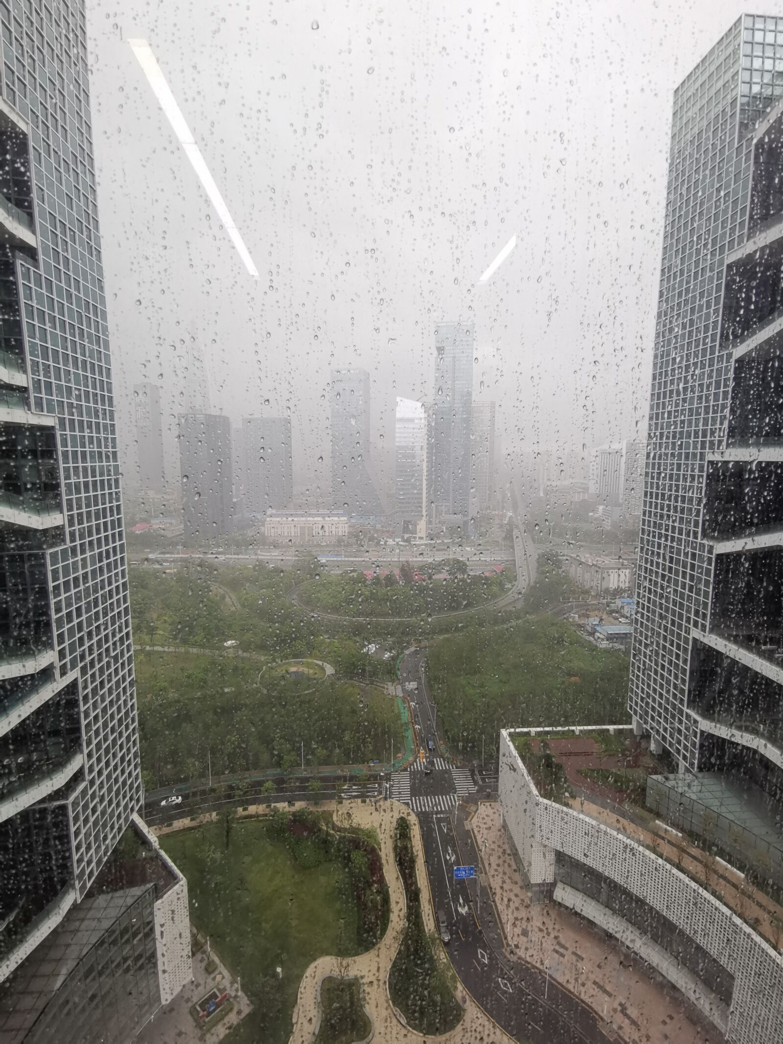 HUAWEI Mate 20 Pro sample photo. Baidu, it's raining, glass photography