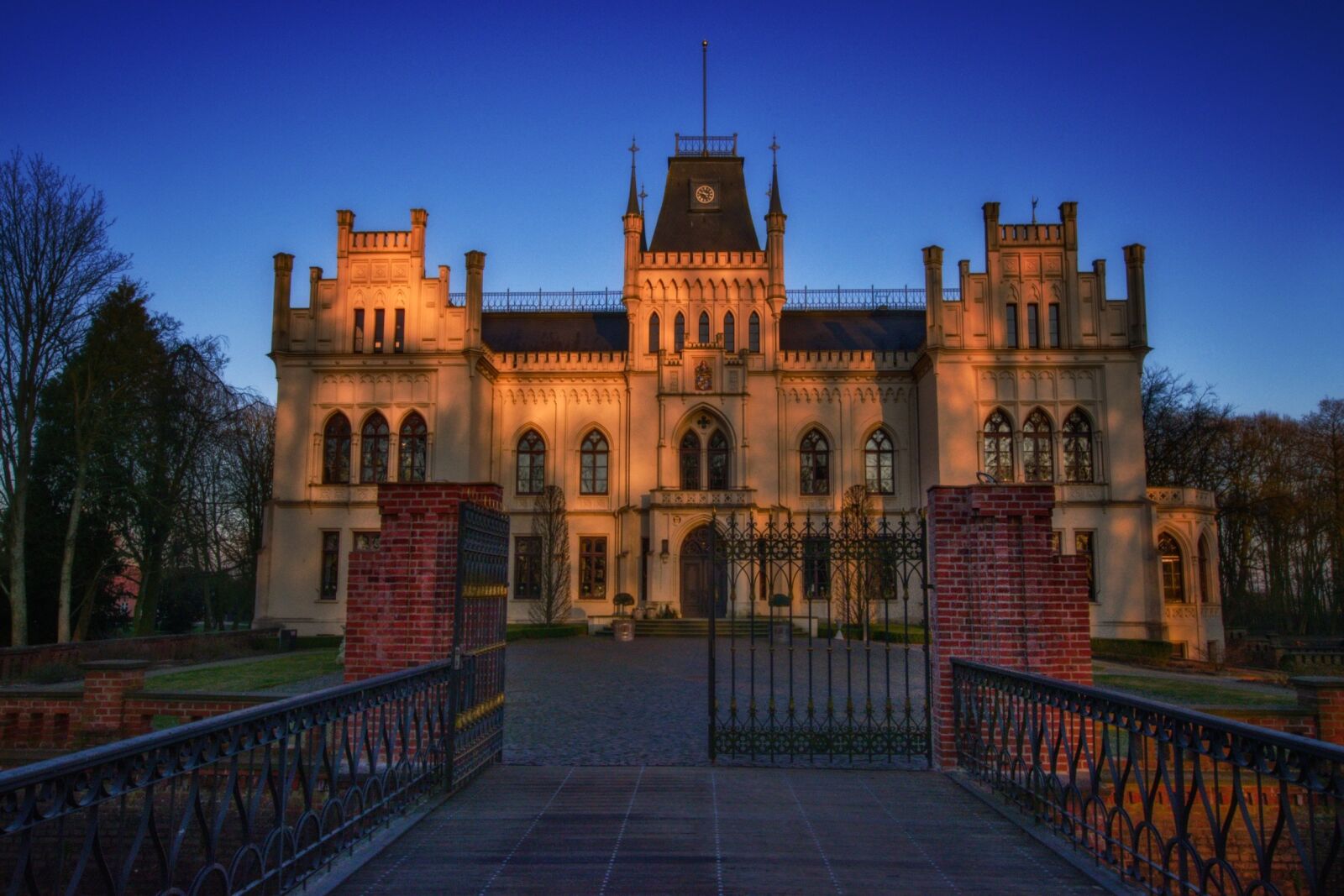 Pentax K-70 sample photo. Architecture, old, palace photography