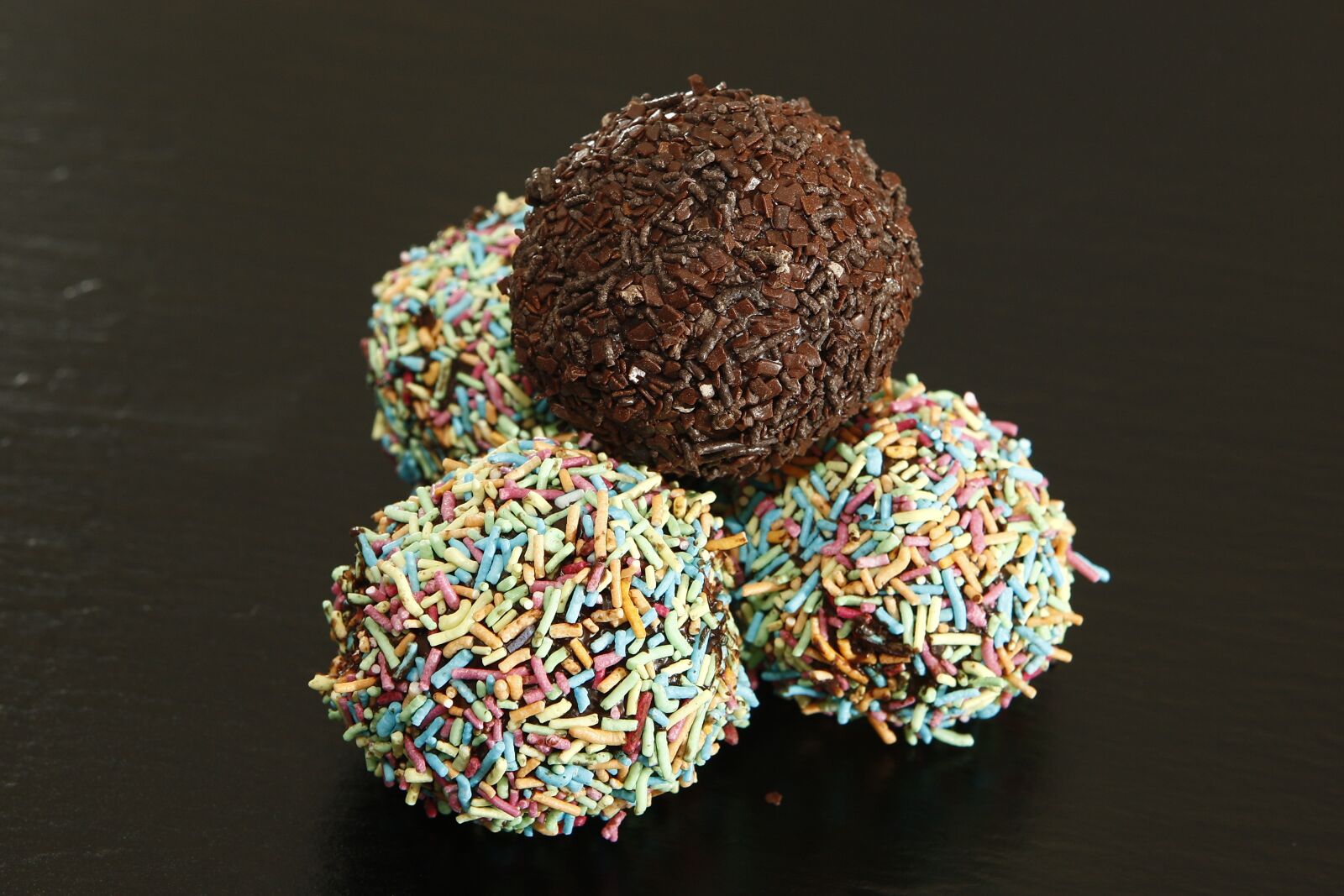 Canon EOS-1D Mark III sample photo. Romkugler, bullets, cake photography