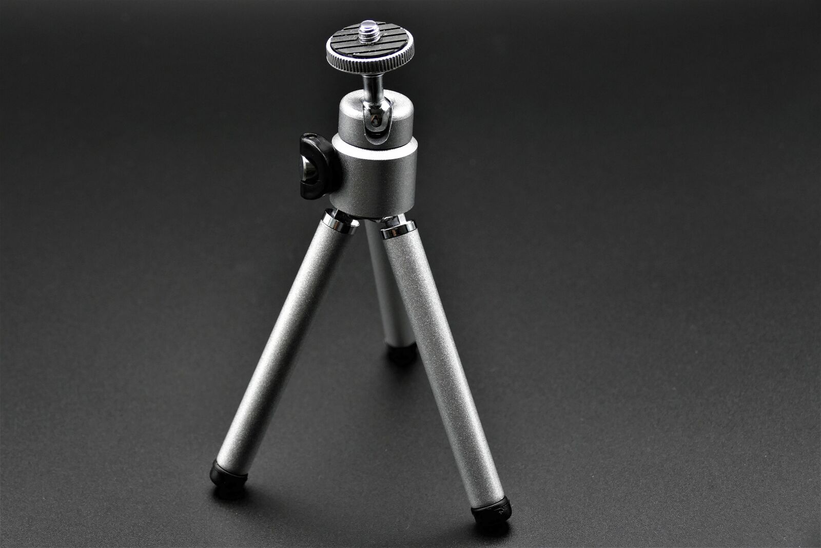 Panasonic Lumix DMC-FZ1000 sample photo. Tripod, mini tripod, mount photography