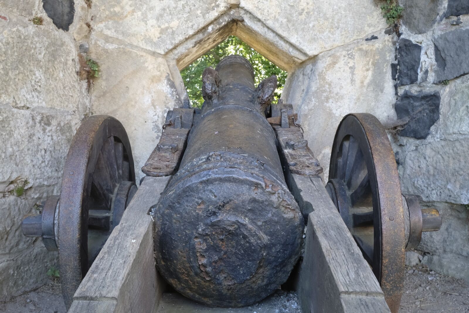 Fujifilm XF 18-55mm F2.8-4 R LM OIS sample photo. Gun, castle, fortress photography