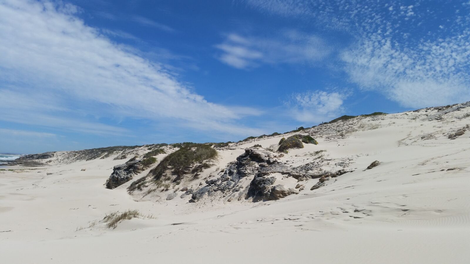 Samsung Galaxy S5 sample photo. Beach, rocks, sky photography