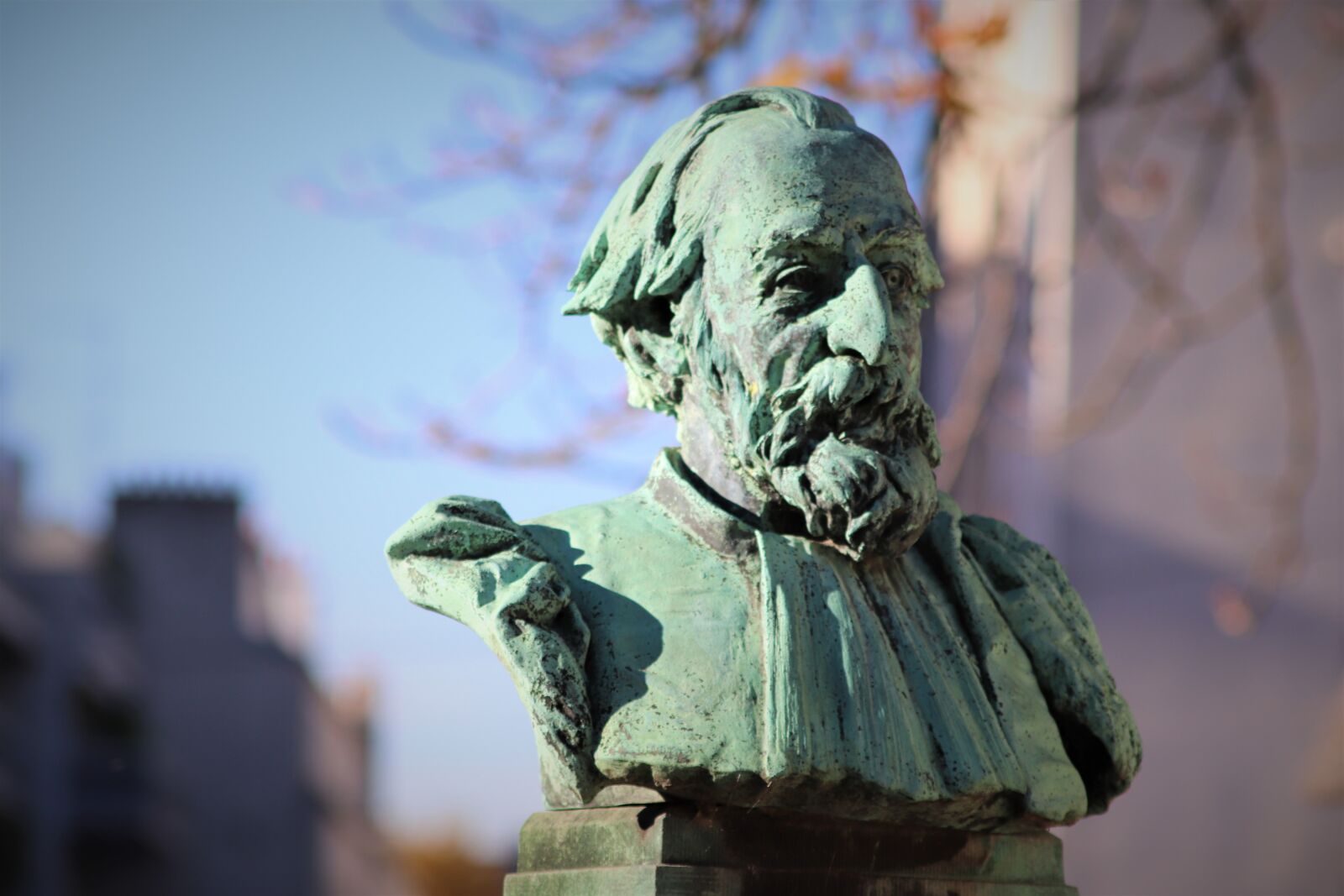 Canon EOS 800D (EOS Rebel T7i / EOS Kiss X9i) sample photo. Bust, sculpture, bronze photography