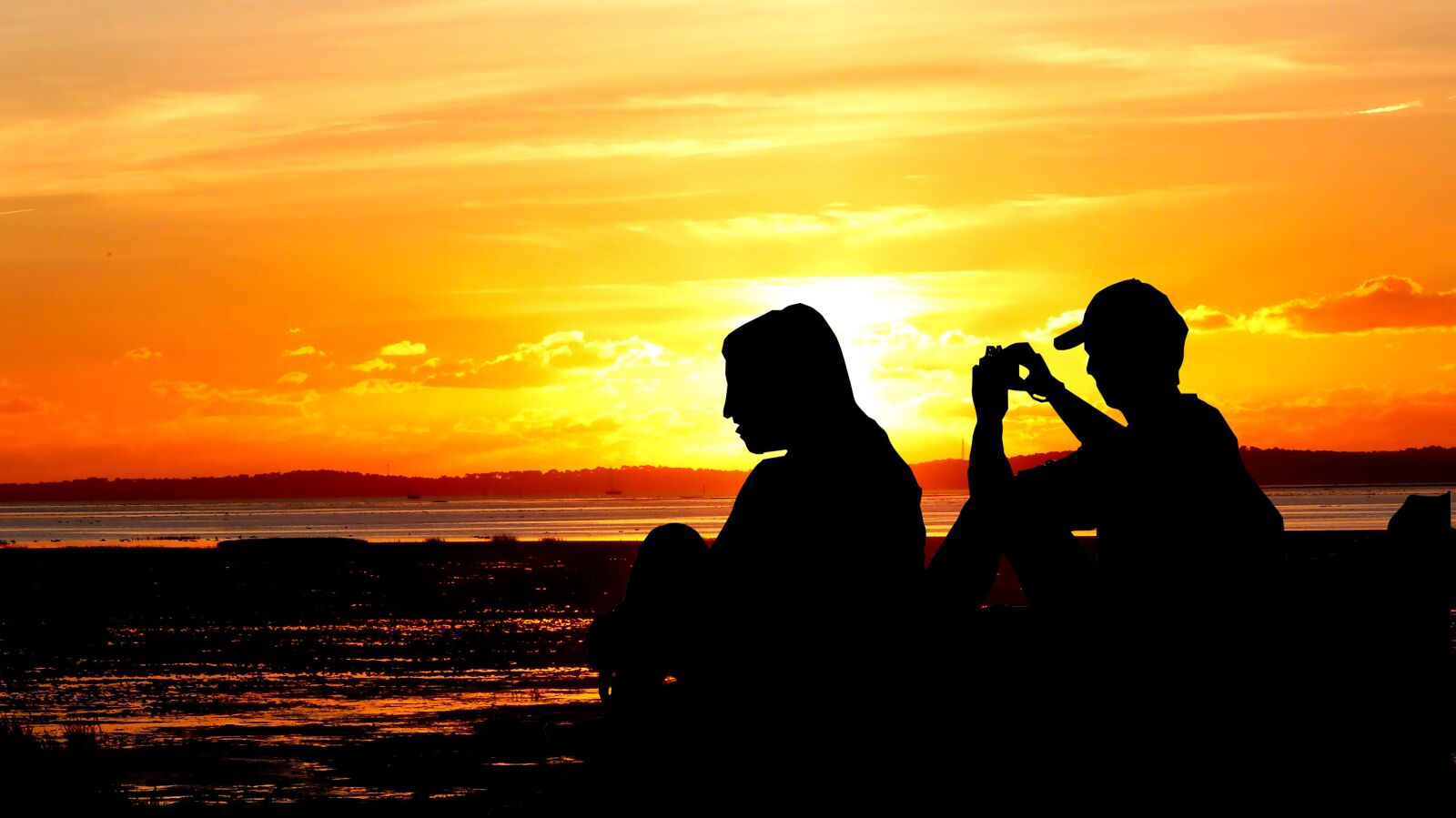 Panasonic Lumix DMC-FZ200 sample photo. Sunset, ocean, couple photography