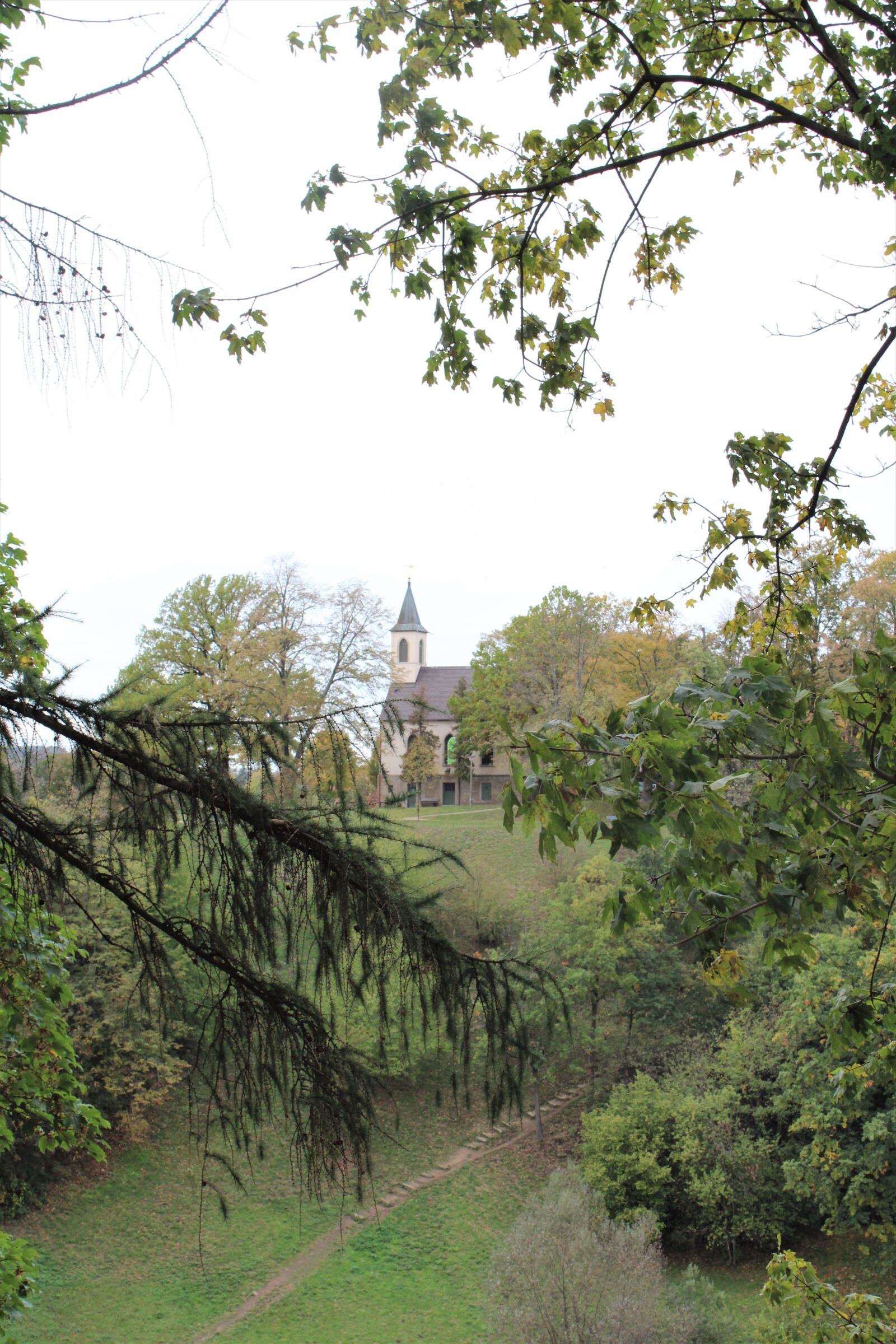 Canon EOS 2000D (EOS Rebel T7 / EOS Kiss X90 / EOS 1500D) sample photo. Church, autumn, landscape photography