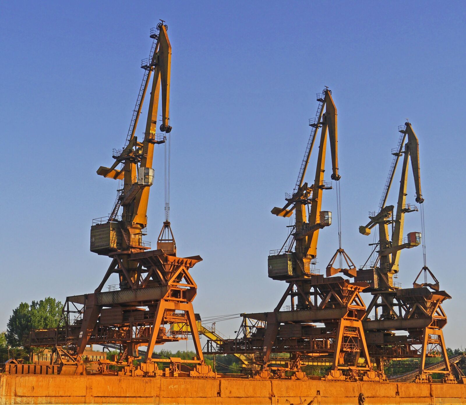 Panasonic Lumix DMC-GH3 sample photo. Port, harbour cranes, betriebsverschmutzt photography