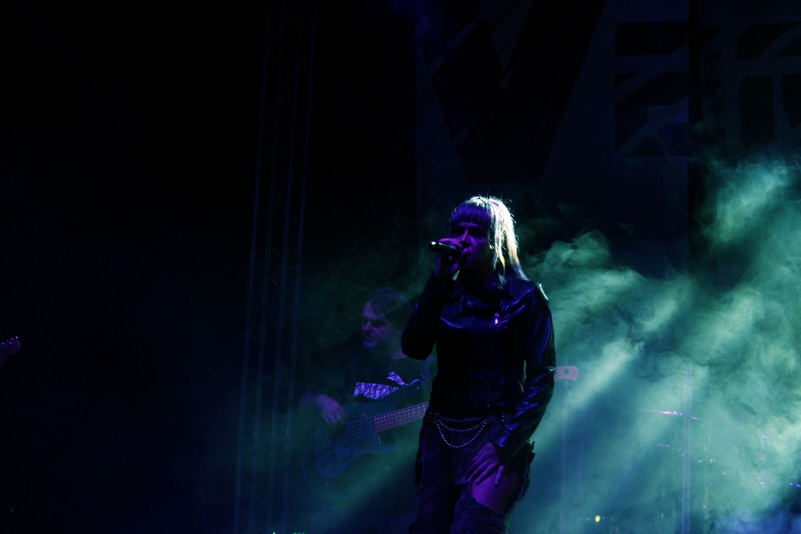Canon EOS 1200D (EOS Rebel T5 / EOS Kiss X70 / EOS Hi) sample photo. Singer, concert, music photography