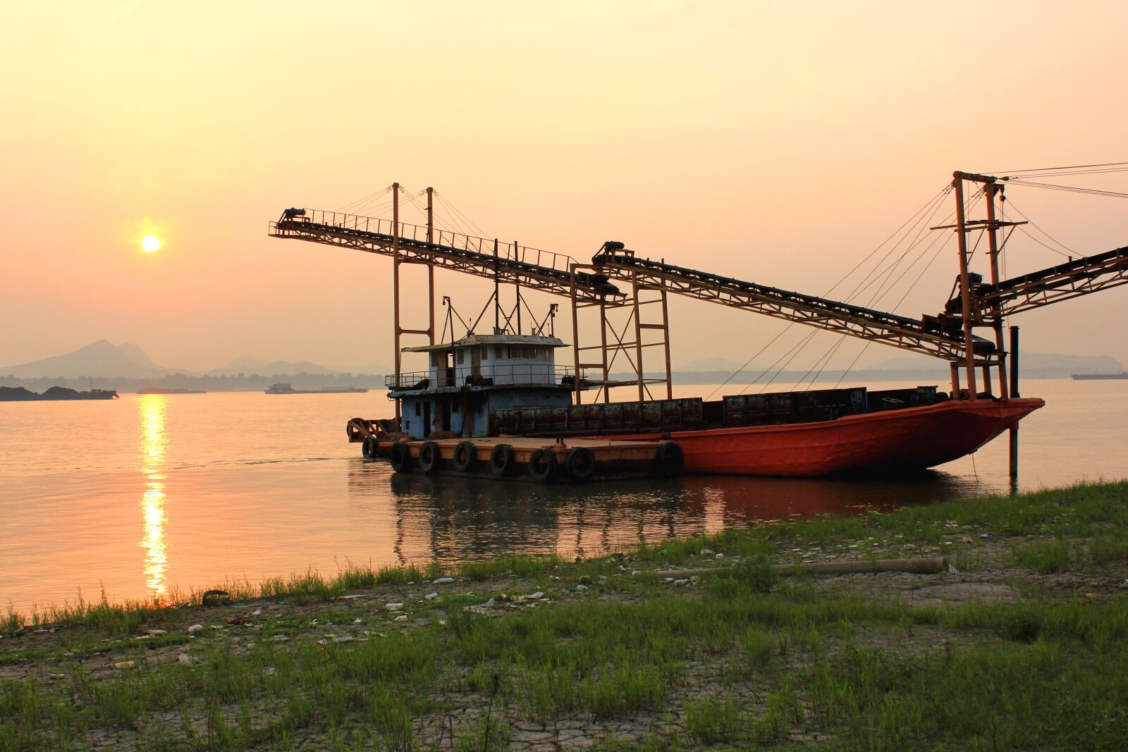Canon EOS 550D (EOS Rebel T2i / EOS Kiss X4) sample photo. Pier, steamship, riverside photography