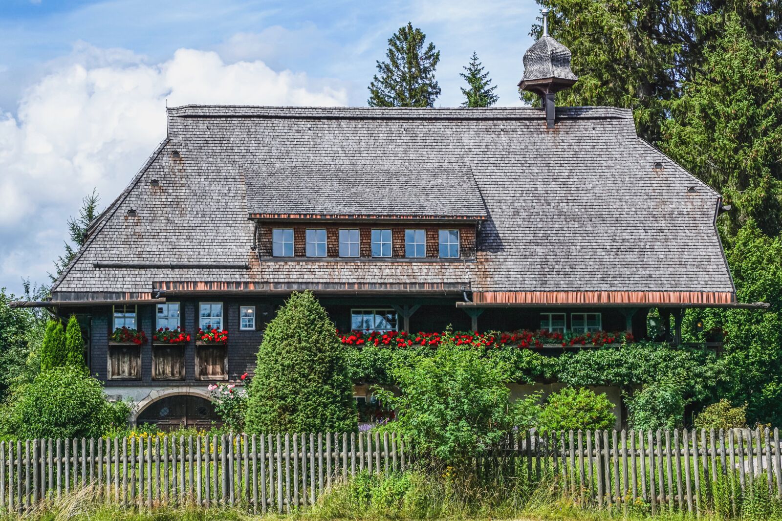 Sony DT 18-135mm F3.5-5.6 SAM sample photo. House, forest house, truss photography