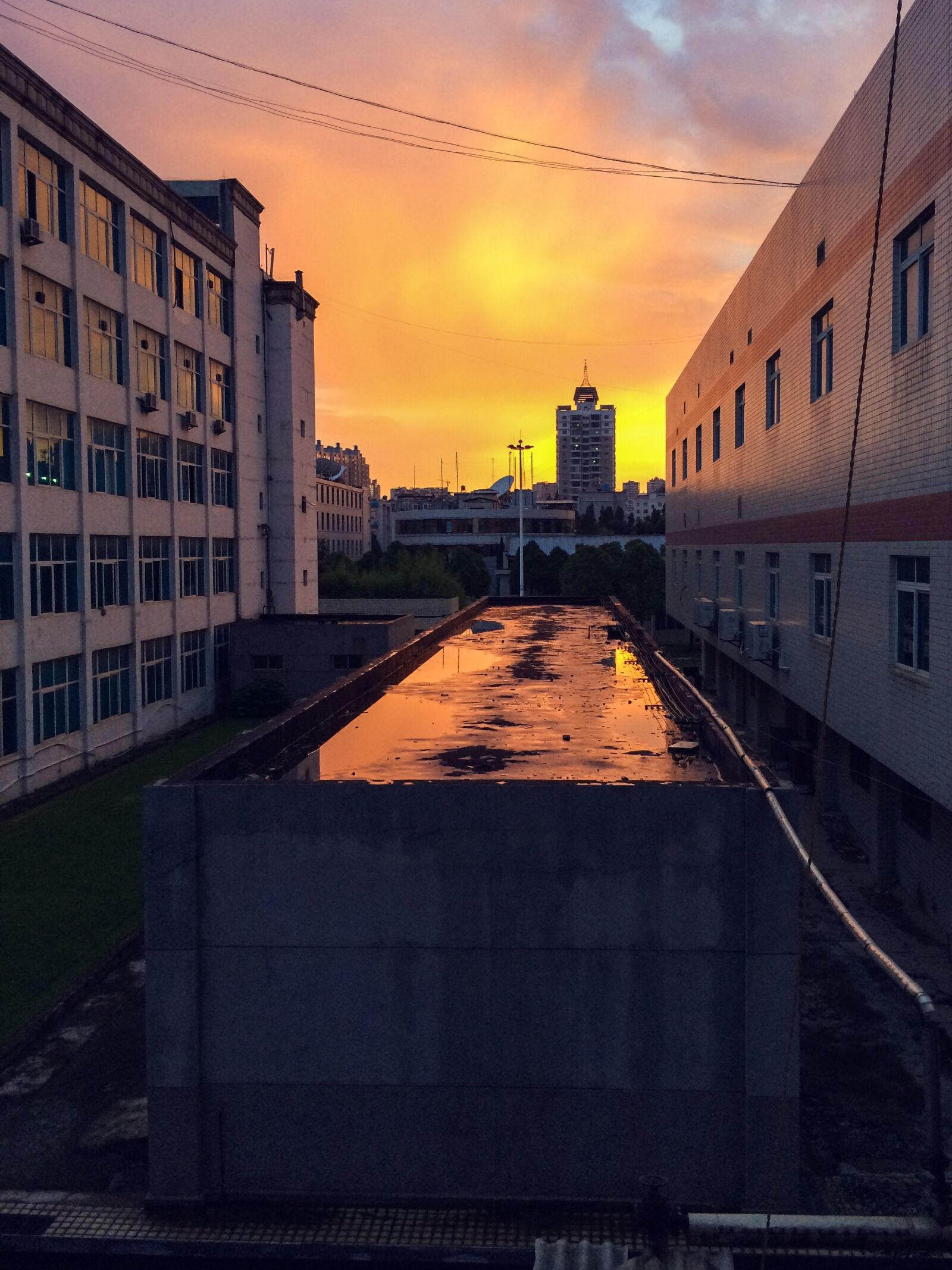 iPhone 5s back camera 4.15mm f/2.2 sample photo. At dusk, sunset, city photography