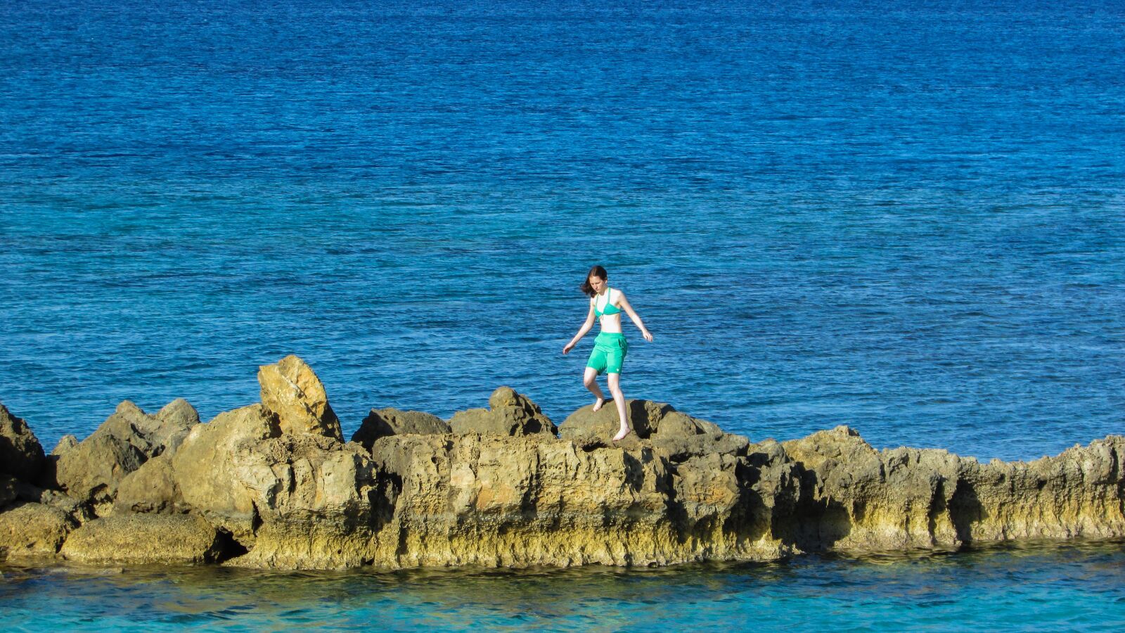 Canon PowerShot SX400 IS sample photo. Girl, rock, young photography