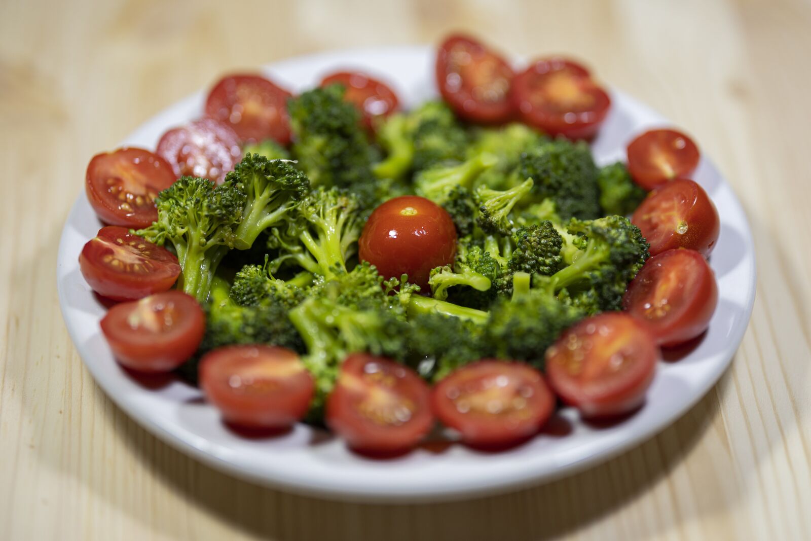 Canon EOS R sample photo. Broccoli, tomato, salad photography
