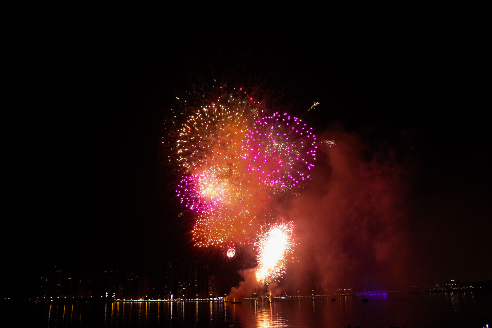Canon EF-S 18-55mm F3.5-5.6 IS sample photo. Dubai, firework, fireworks, new photography
